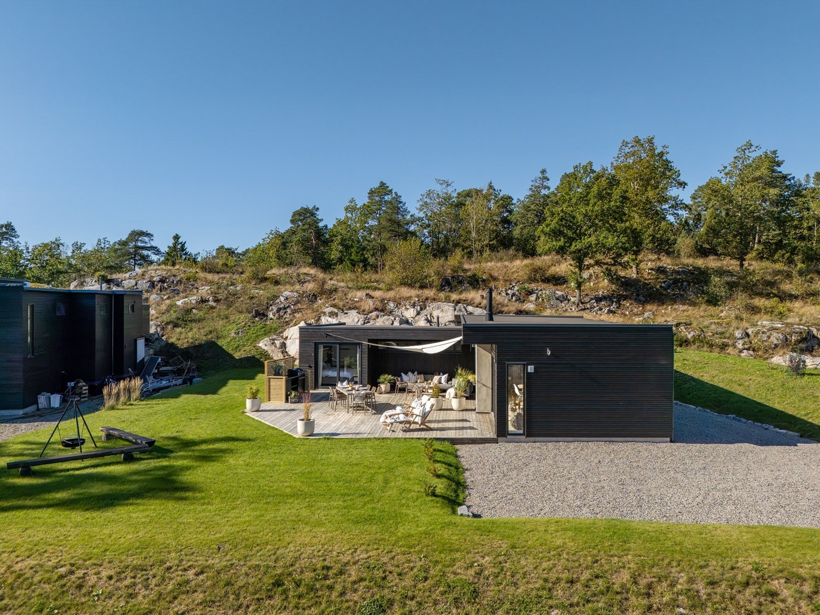 Hytta ligger fint til i terrenget med gode uteområder. Galleribilde