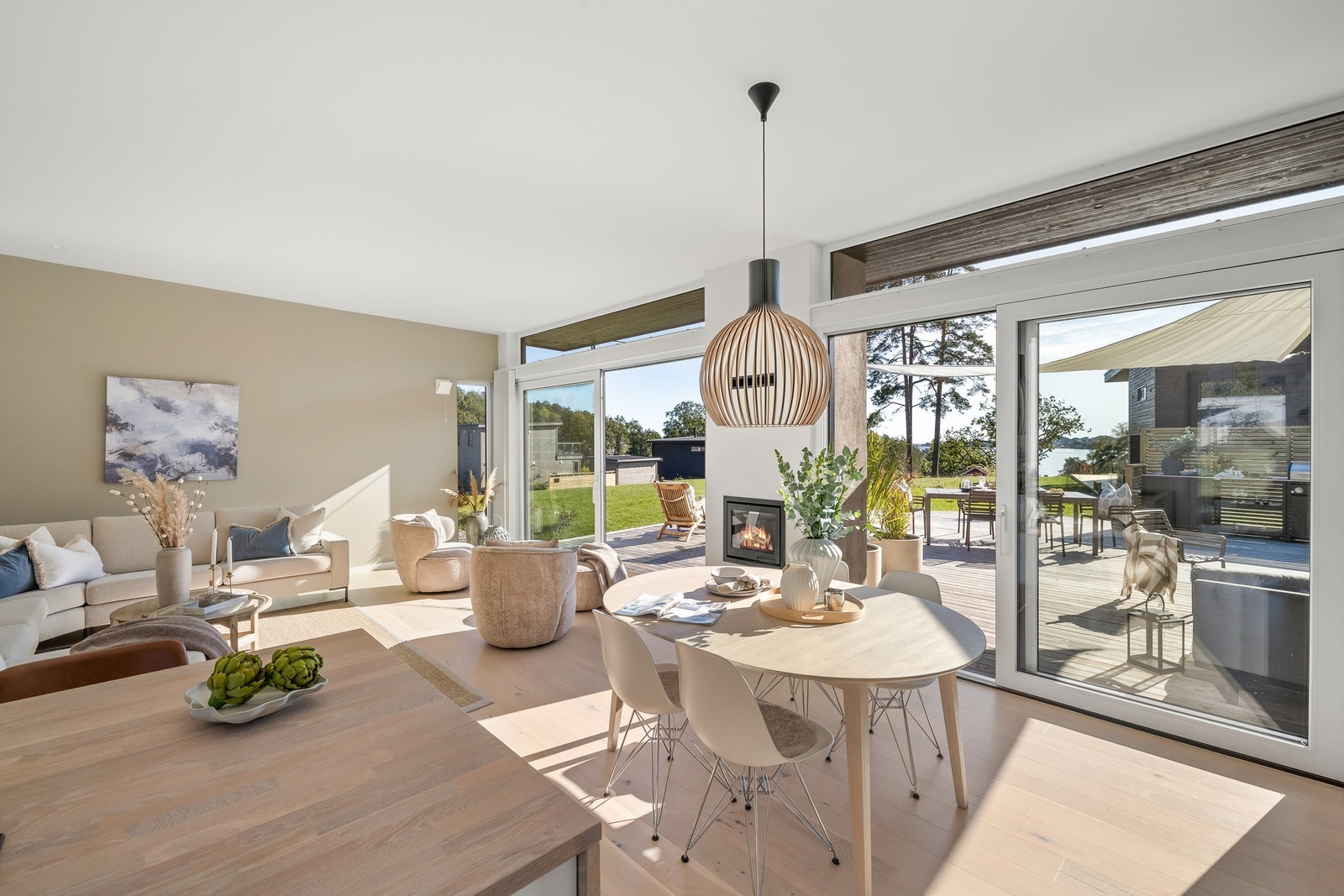 Her er det god plass til både en romslig sofagruppe og spisebord. Galleribilde