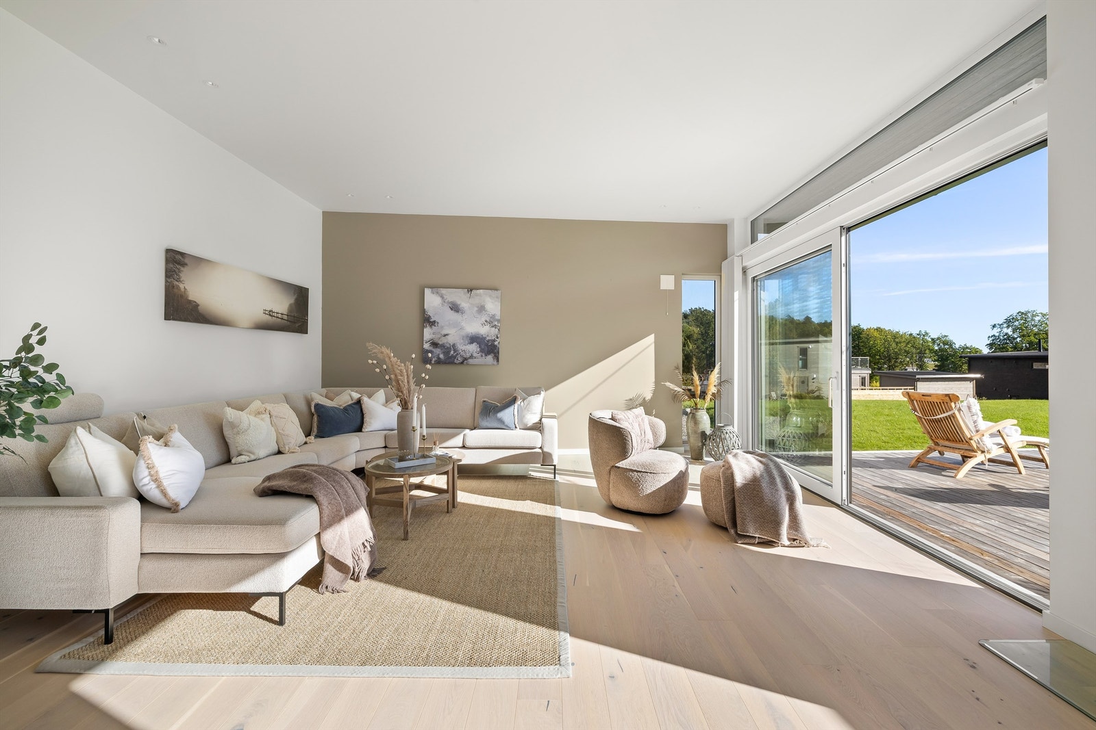 To store skyvedører åpner opp stuen mot den romslige terrassen. Galleribilde