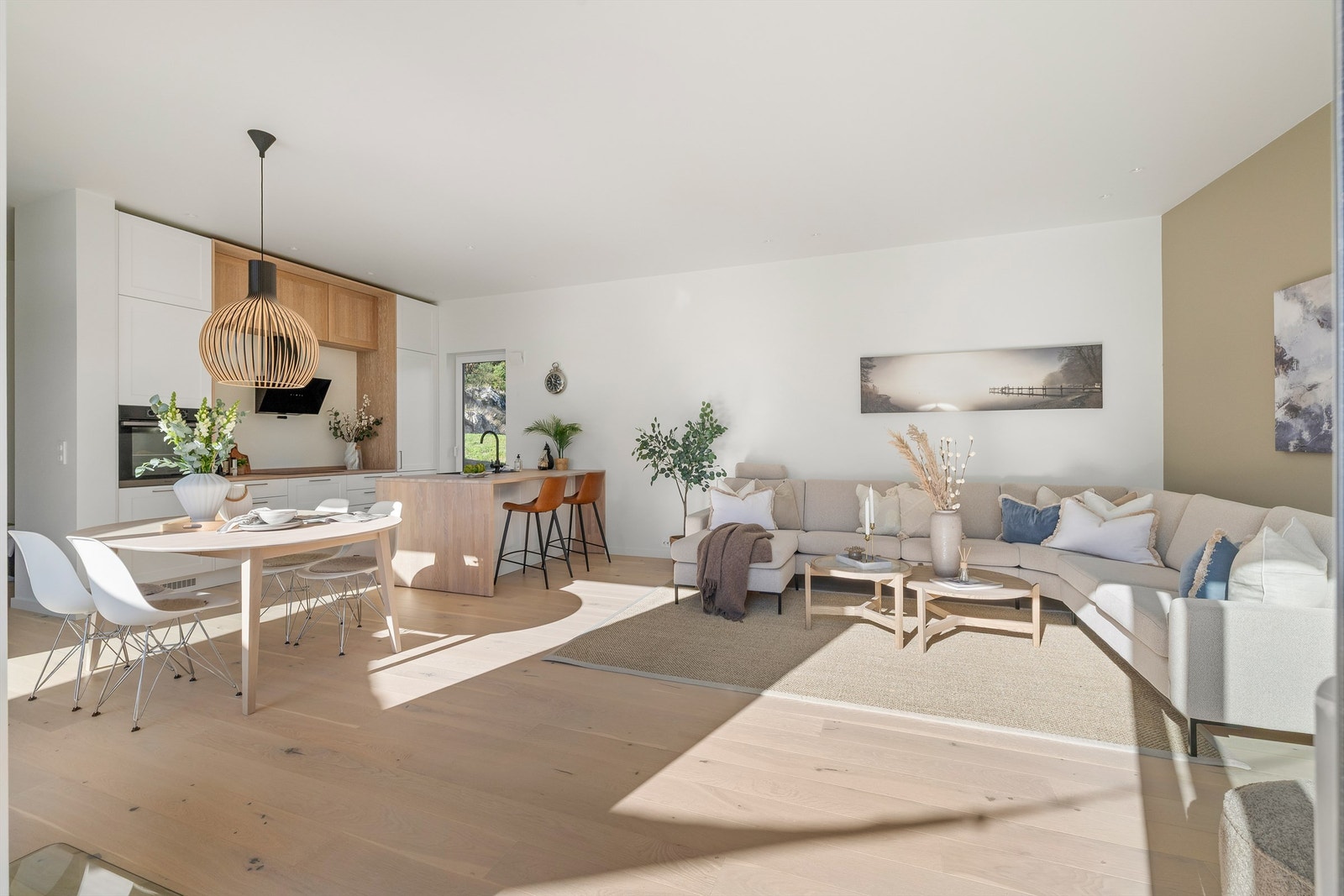 Det åpne allrommet har en takhøyde på nesten tre meter, som gir en romslig følelse. Galleribilde