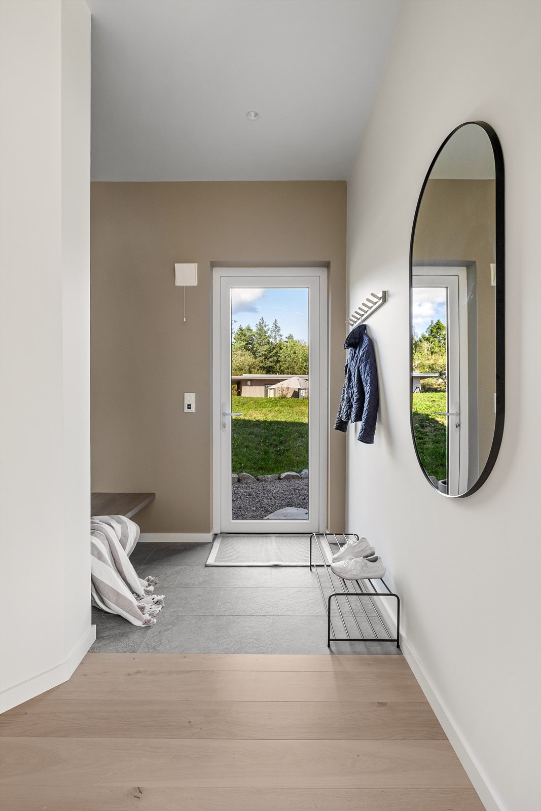 Gjennomgående bruk av hvitoljet en-stavs eikeparkett gir et helhetlig inntrykk. Galleribilde