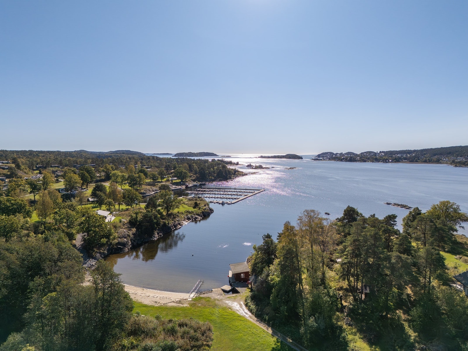 Eiendommen har kort avstand til sjøen, med flotte sandstrender og badeplasser. Galleribilde