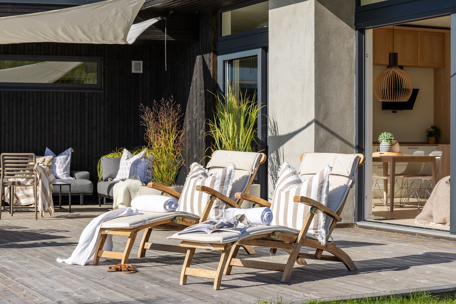 Terrassen gir rikelig med plass for solsenger og avslapning. Galleribilde