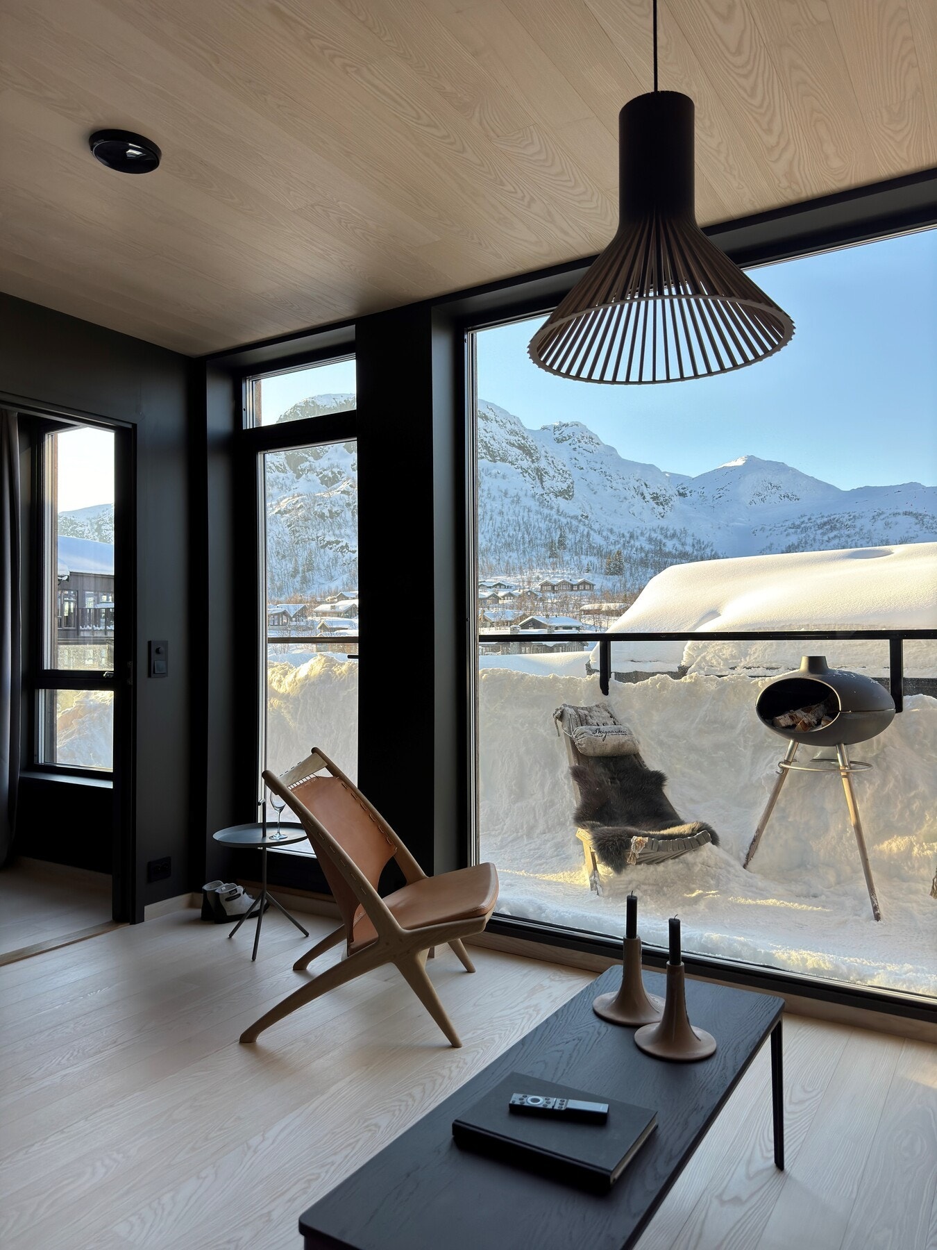 De store vindusflatene skaper nærhet til fjellene og omgivelsene rundt. Galleribilde