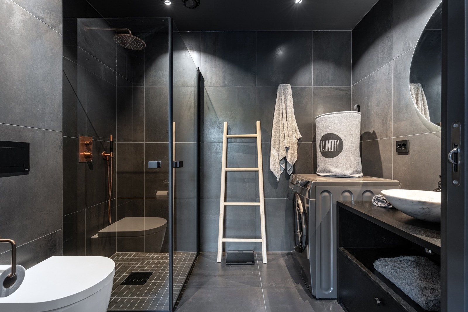 Moderne armaturer og belysning gir et snev av luksus til dette praktiske baderommet som ligger i direkte tilknytning til hovedsoverommet. Galleribilde