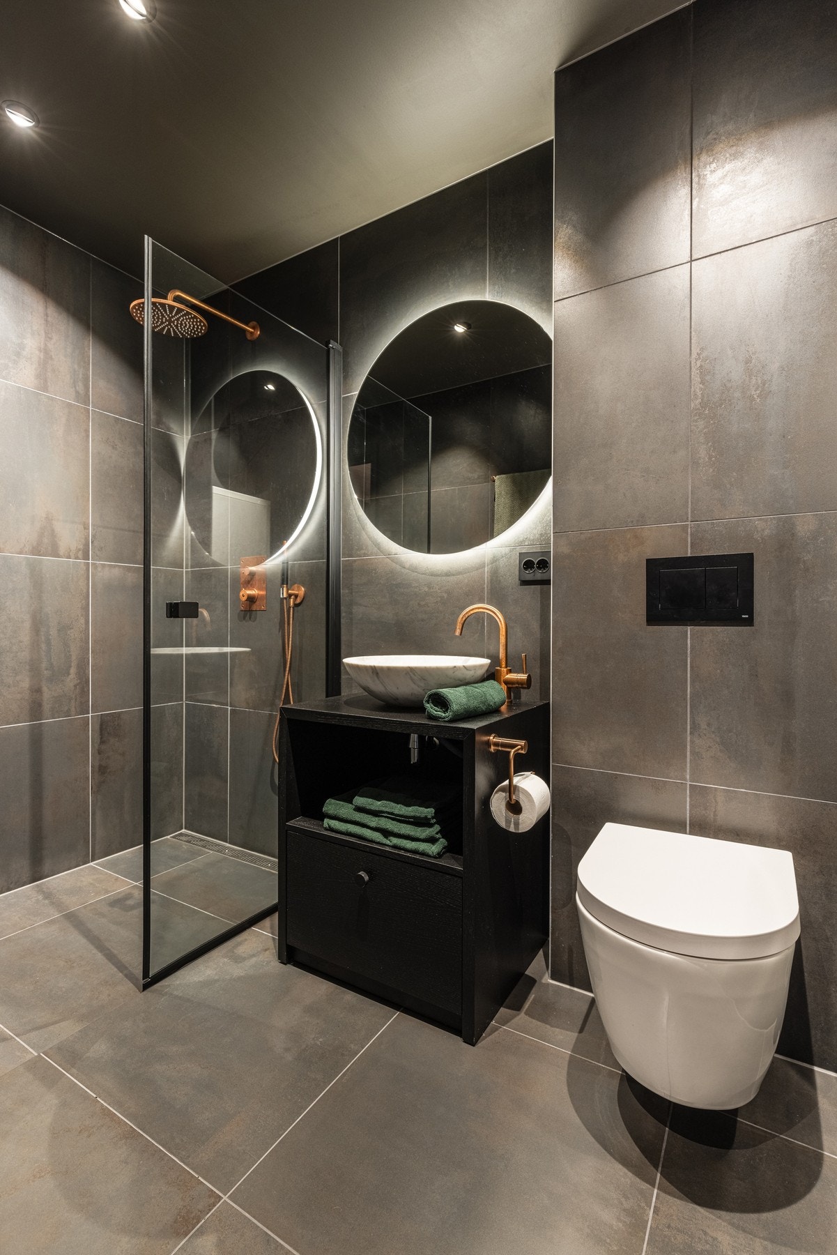 Baderom nr. 2 med fine detaljer og høy standard pa? armaturer og utstyr. Galleribilde