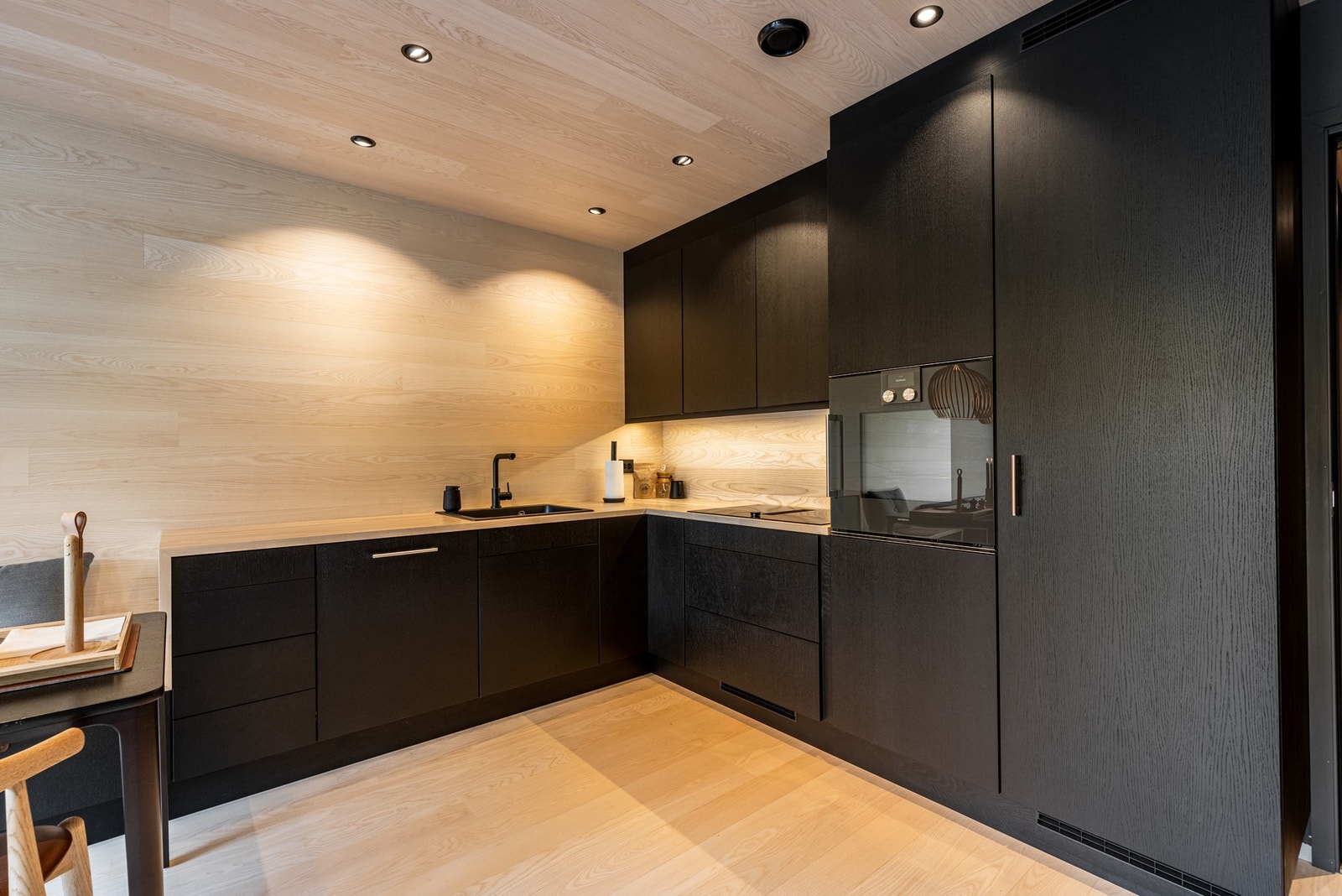 Snekkerbygget kjøkken i heltre og integrerte hvitevarer fra Gaggenau. Galleribilde