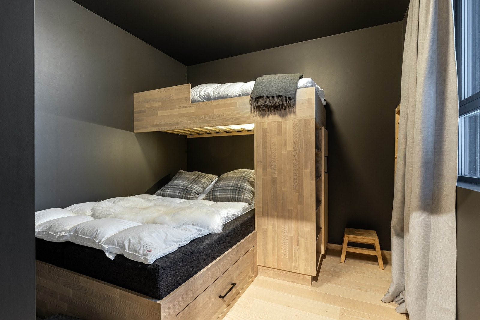 Gjeste stue hall. Her kan de tvære tv stue og ekstra soveplasser. Kan og deles opp til soverom nr. 3. Galleribilde