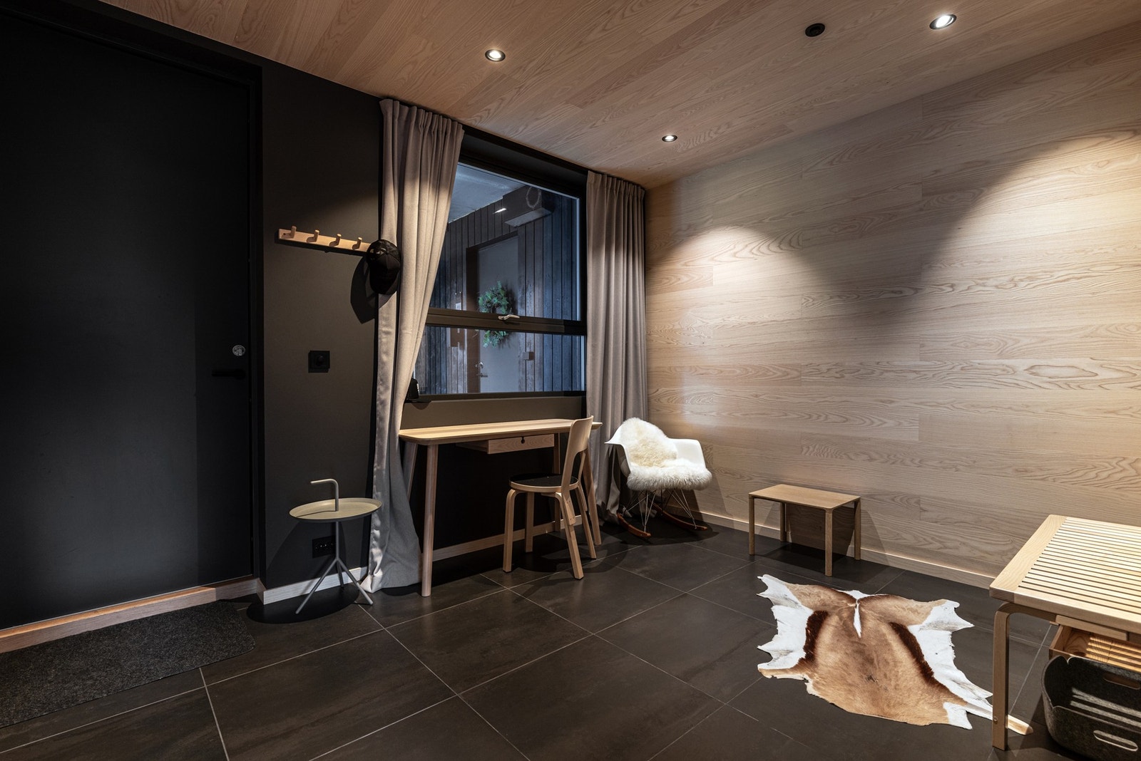 Gjeste stue hall. Her kan de tvære tv stue og ekstra soveplasser. Kan og deles opp til soverom nr. 3. Galleribilde