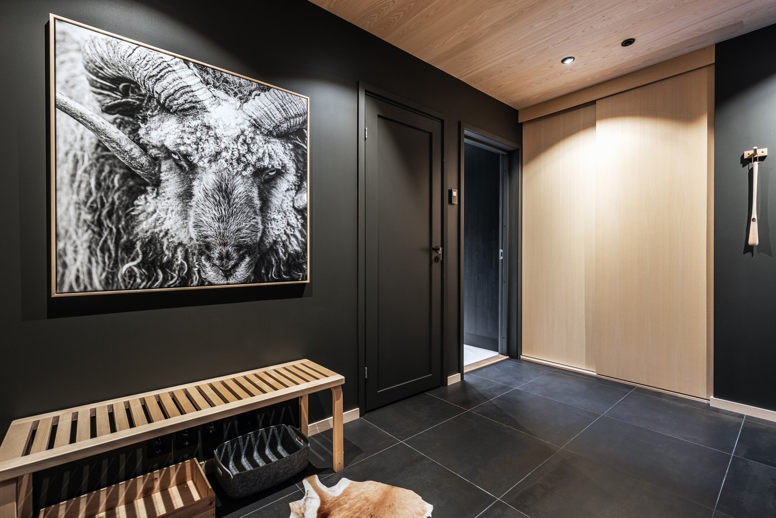 Gjestestue hall har ogsa? plassbygget garderobe med høy kvalitet pa? materialer. Galleribilde