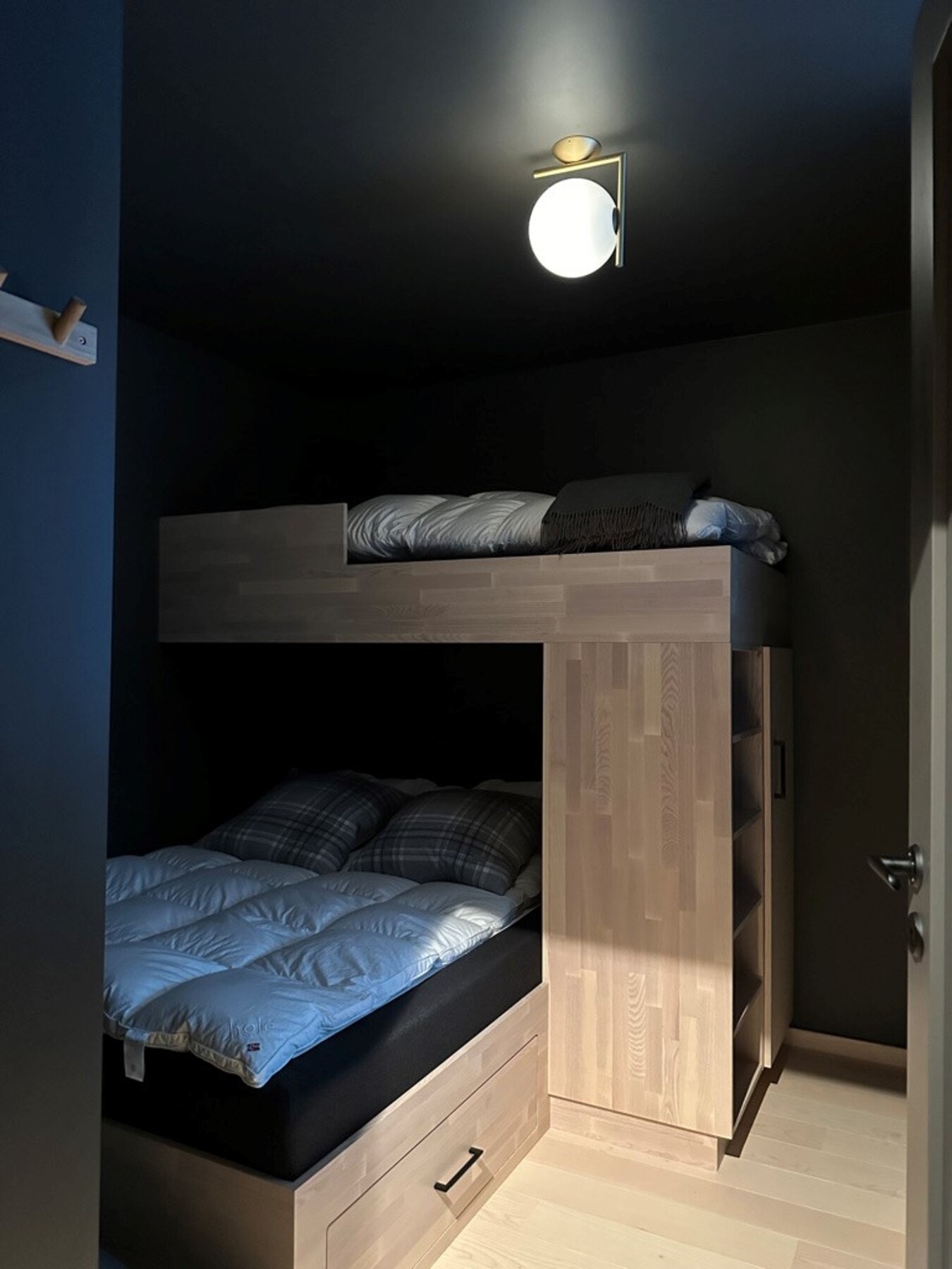 Leiligheten er utstyrt med lekre og pa?kostede valg. Blant annet vakker belysning. Galleribilde