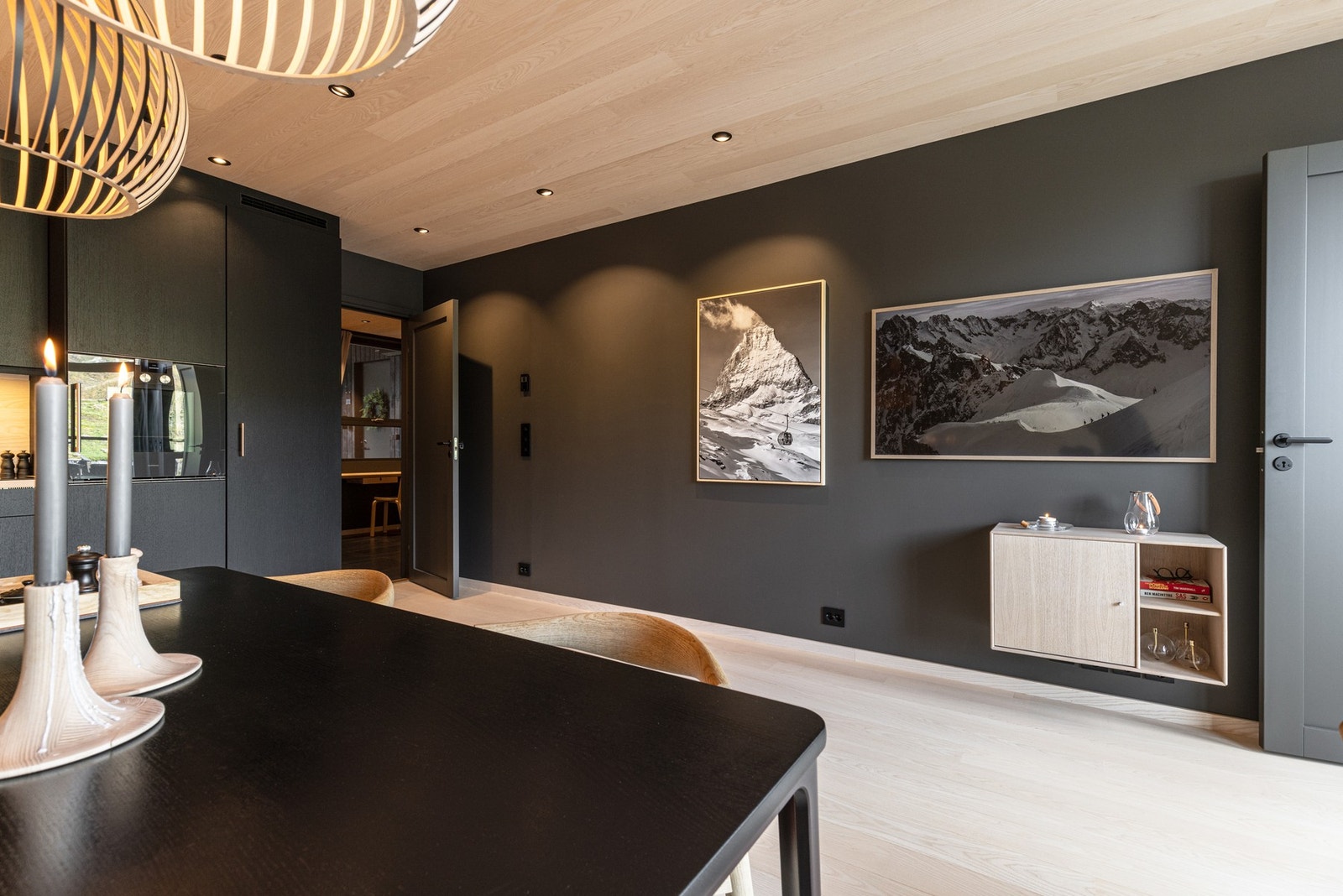 Naturlige fargetoner og delikate detaljer skaper en innbydende atmosfære. Galleribilde