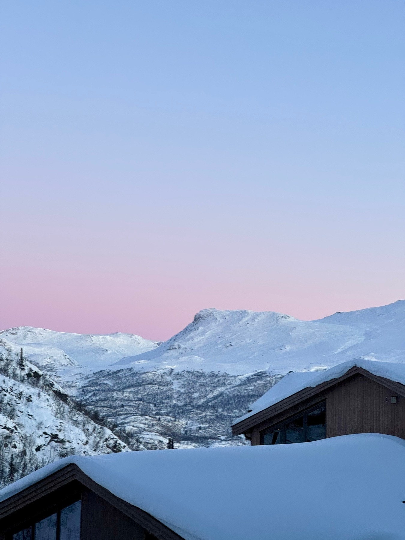 Utsikt fra balkong mot nordfjellene i Hemsedal. Galleribilde