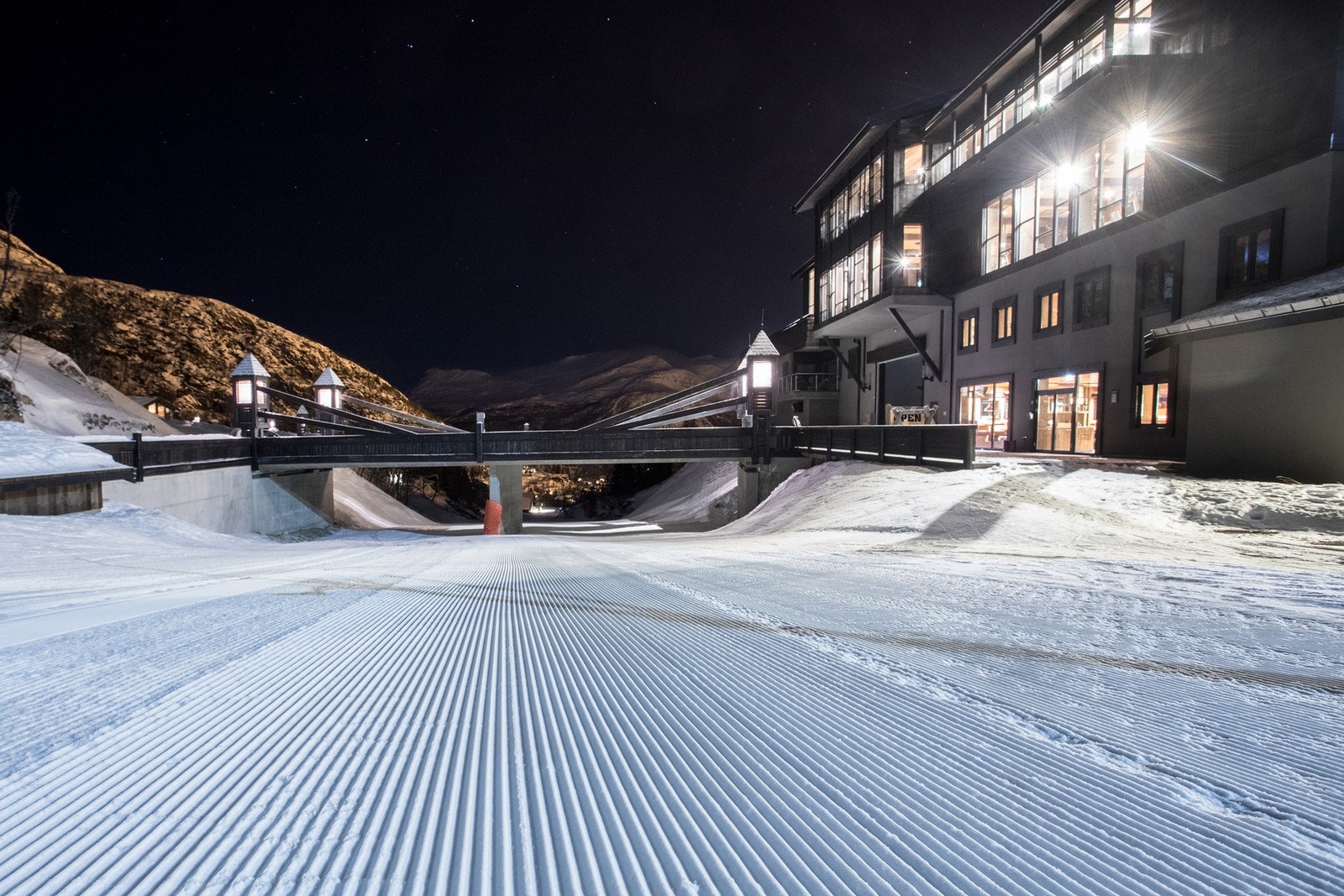 Na?r du ankommer Skigaarden er det privat innkjøring over skibakkene inn i et massivt parkeringshus pa? ca 5 000 kvm under bakken. Her er det god plass for at biler kan møtes. Galleribilde