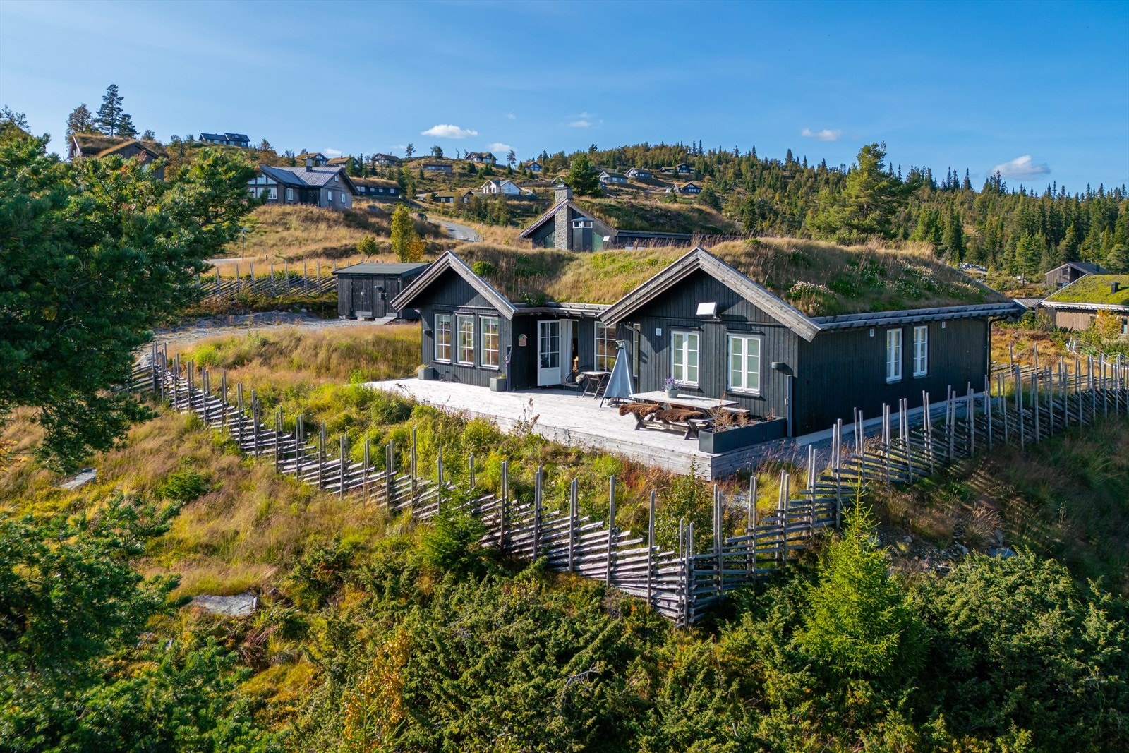Svært praktisk hytte med store vindusflater og en terrasse som strekker seg fra øst mot nordvest. Her har du solen hele dagen, samt sen kveldssol sommerstid Galleribilde
