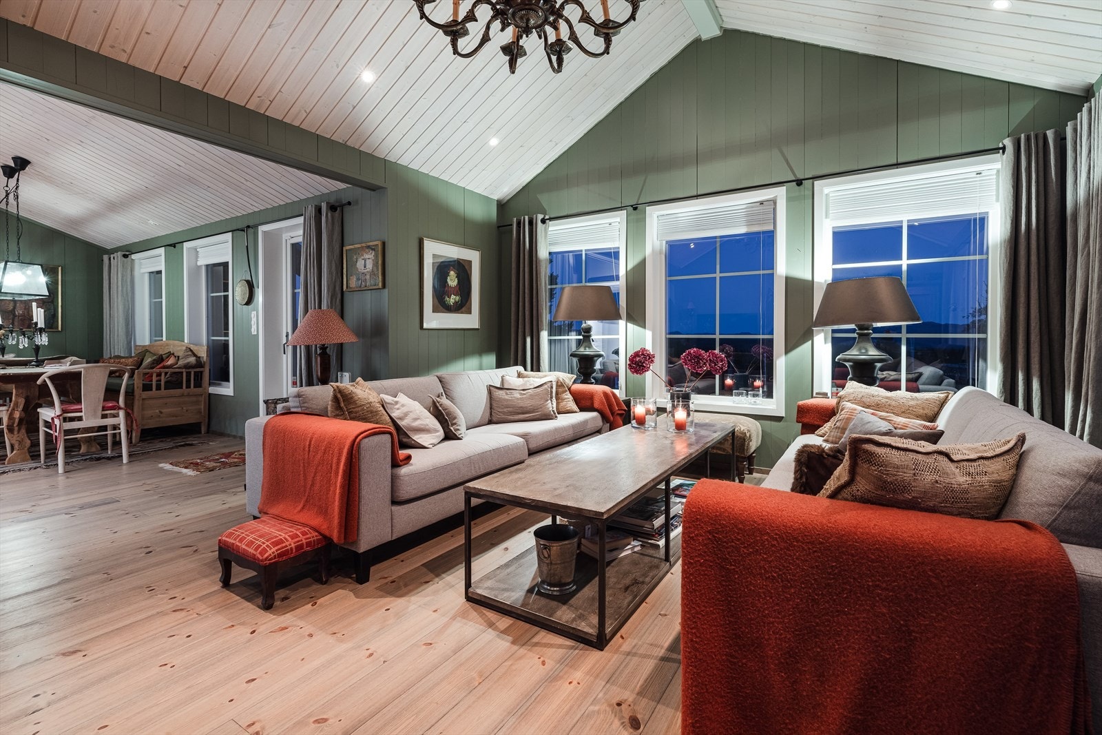 Svært hyggelig stue med store vindusflater Galleribilde