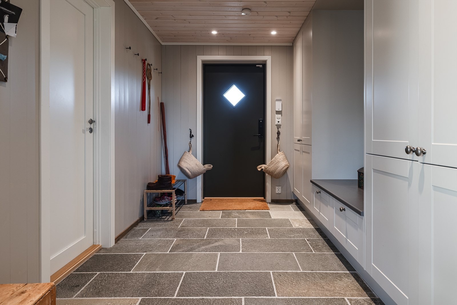 God plass til å henge fra seg yttertøy og sko Galleribilde