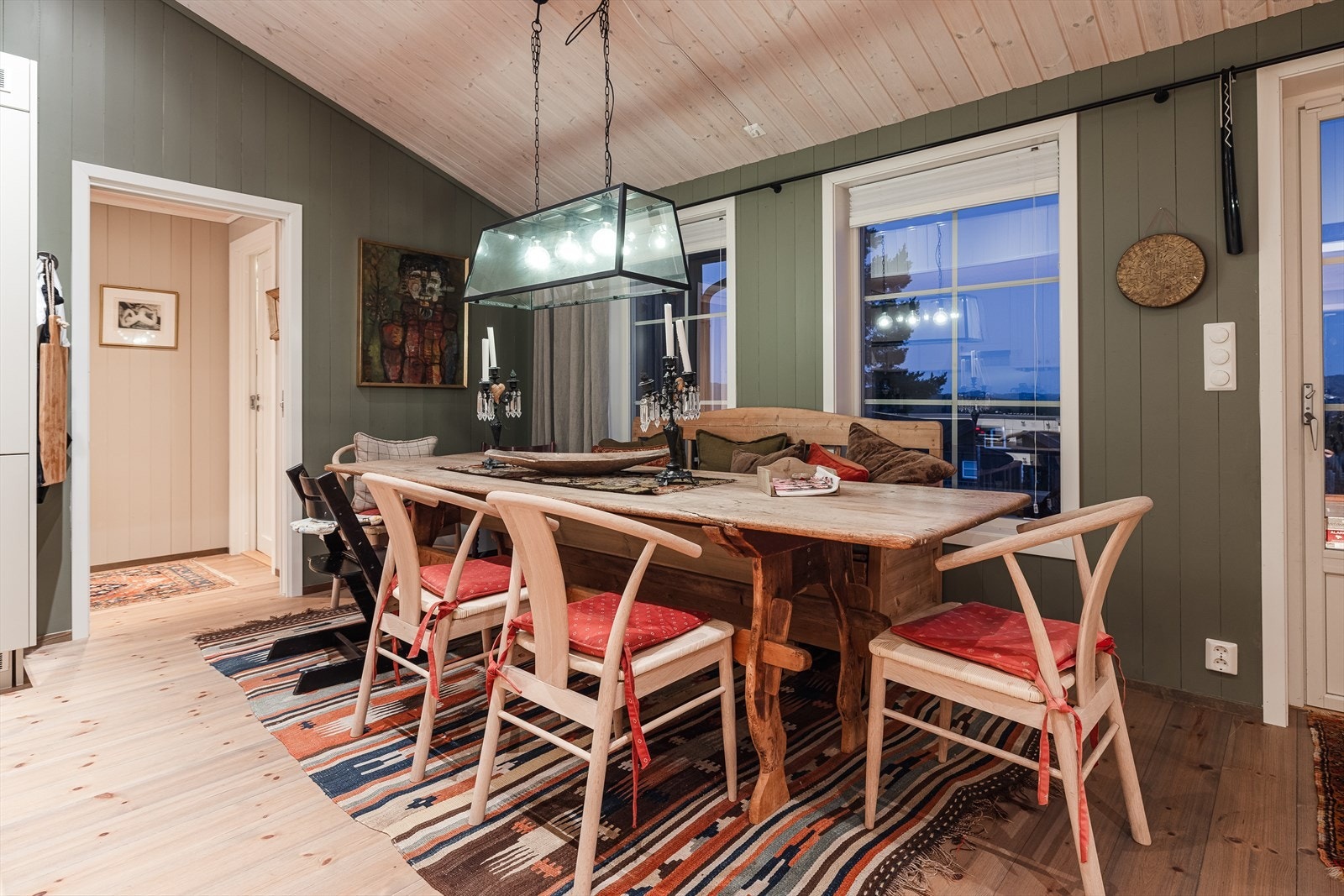 Romslig spiseavdeling på kjøkkenet med plass til langbord og utgang til terrassen Galleribilde