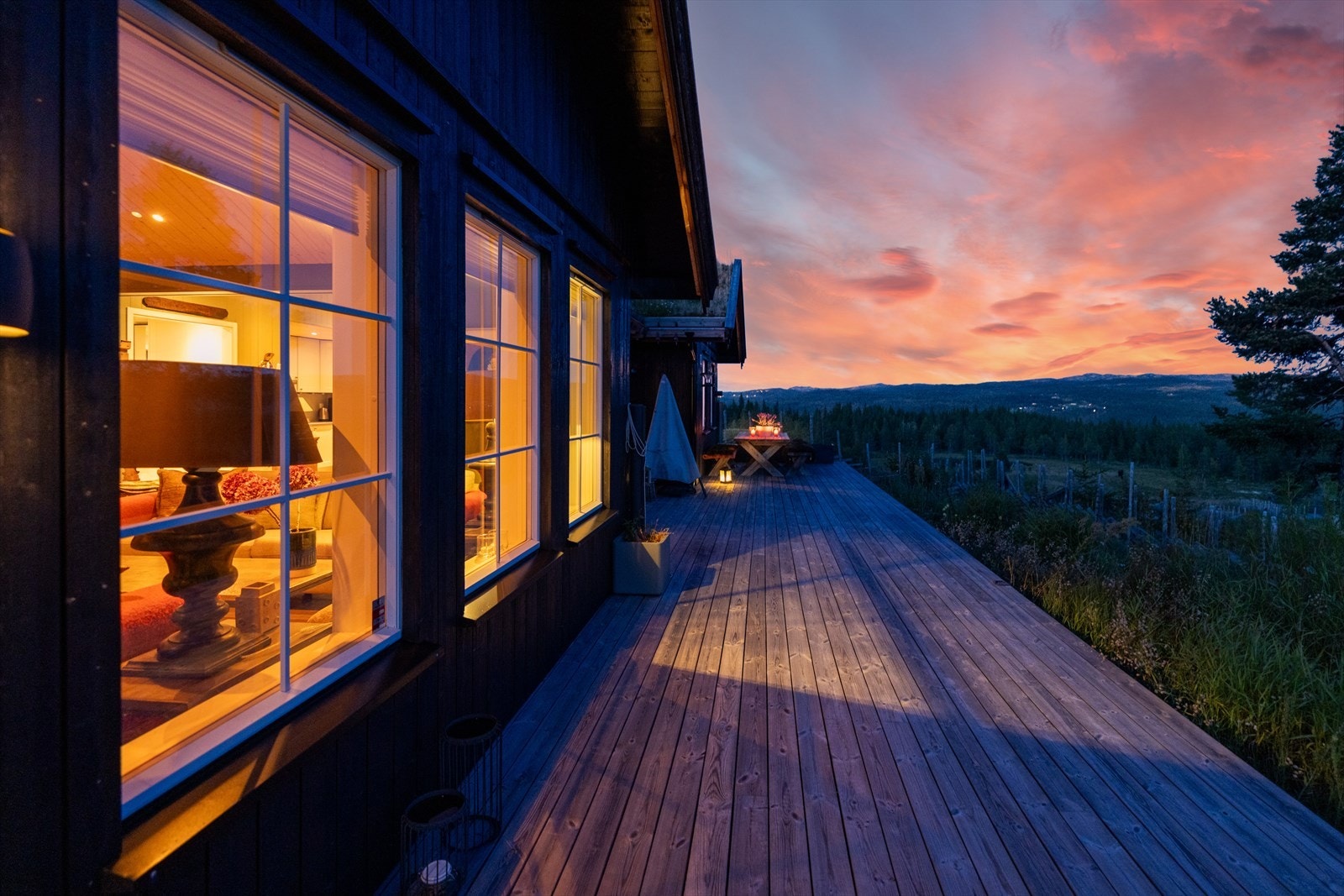 Stor terrasse med sol fra morgen til kveld, sommer som vinter. Galleribilde