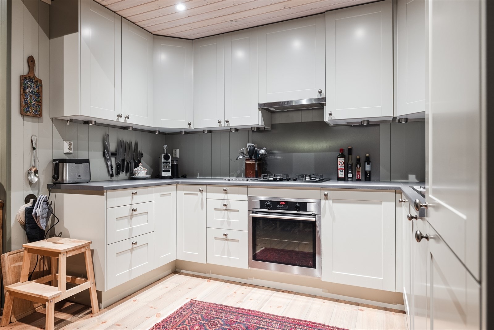 Kjøkken med mye skap- og benkeplass Galleribilde