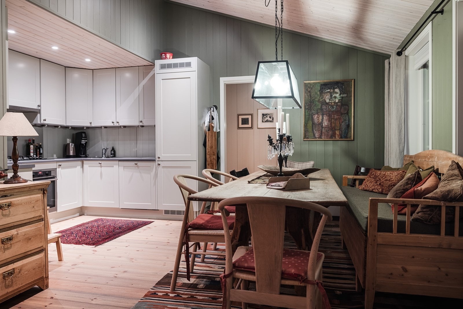 Svært sosial planløsning med delvis åpen løsning fra kjøkken mot stue Galleribilde