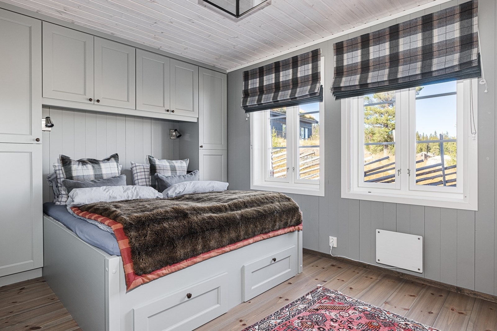 Mastersoverom med plassbygget seng og garderobe Galleribilde