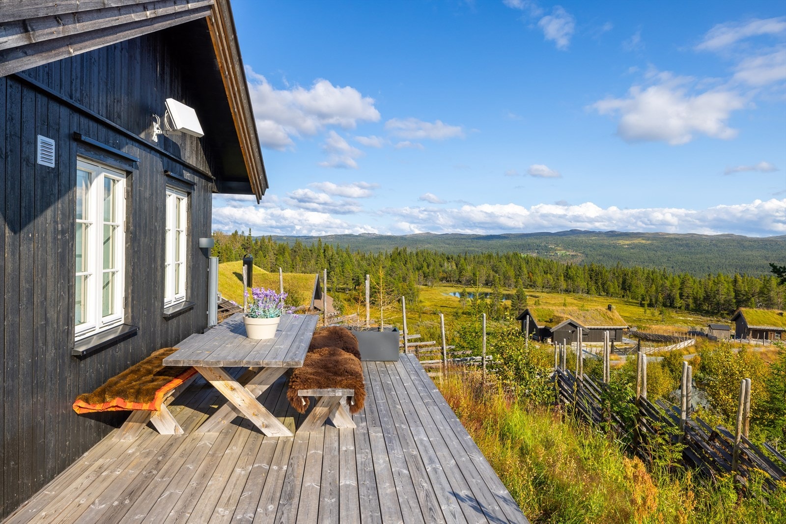 Terrassen gir sjelefred med sol og utsikt. Her har du vintersolen på dagtid og sommersolen sent på kvelden. Perfekt kombinasjon Galleribilde
