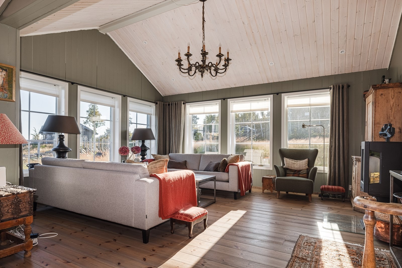 Romslig stue med svært gode lysforhold Galleribilde