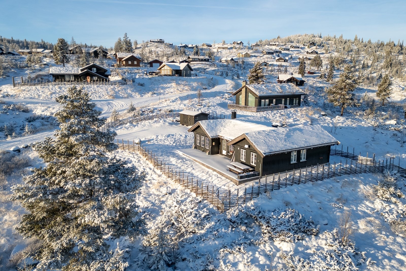 Velkommen til vakre Lyseren. Stor og praktisk h-hytte med nydelig beliggenhet på Lyseren. Her har du fabelaktige solforhold året rundt Galleribilde