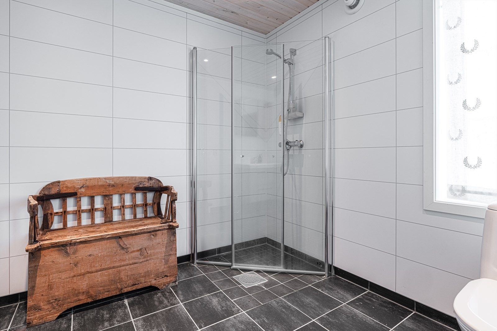 Pent flislagt bad Galleribilde