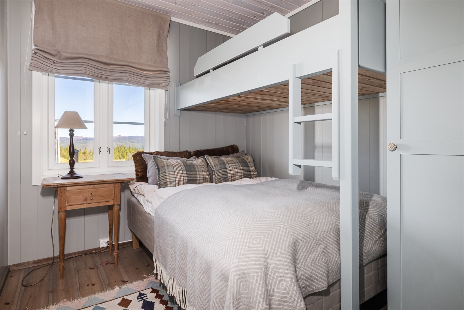 Soverom fire med praktisk innredning Galleribilde