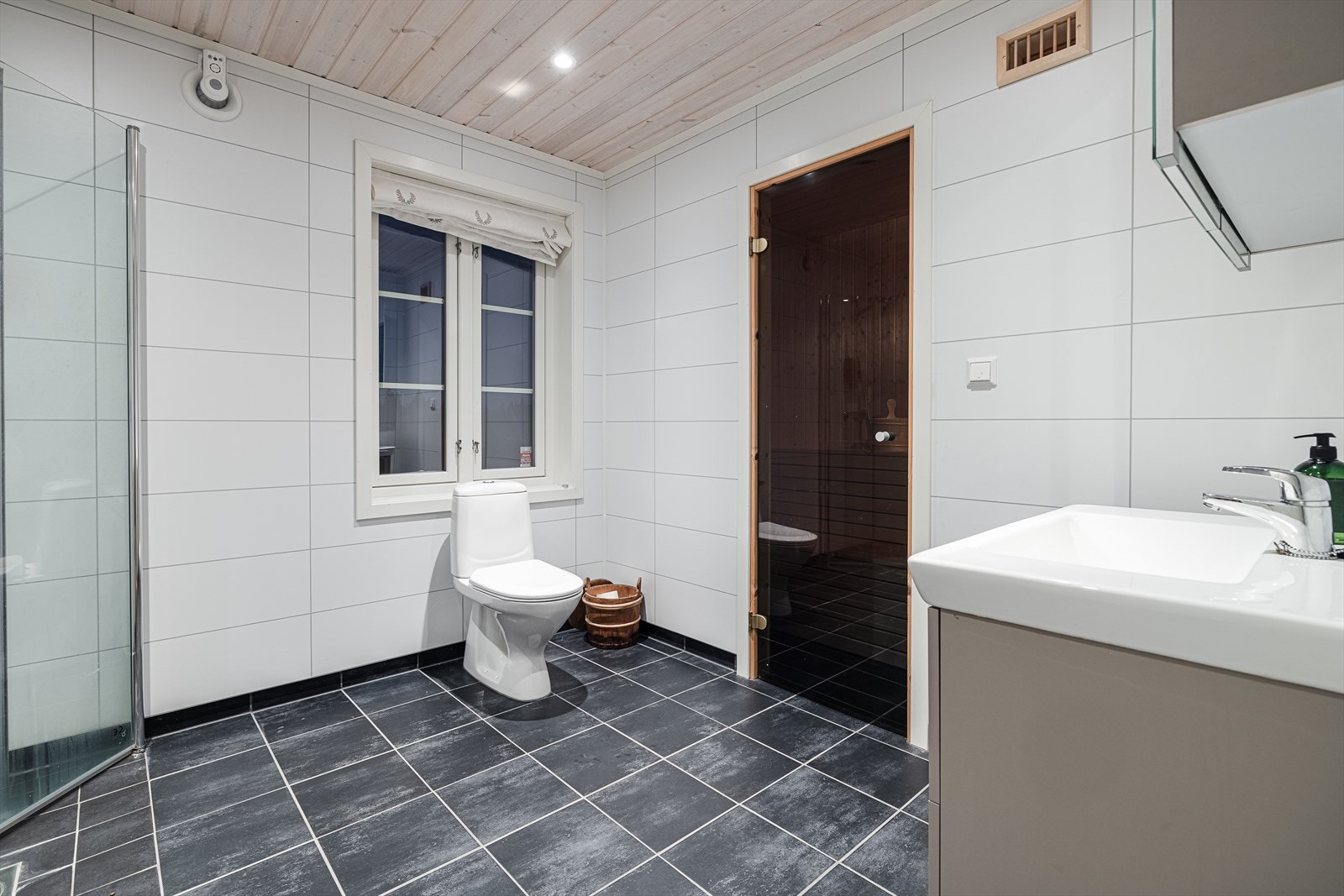 Romslig flislagt bad med badstue Galleribilde