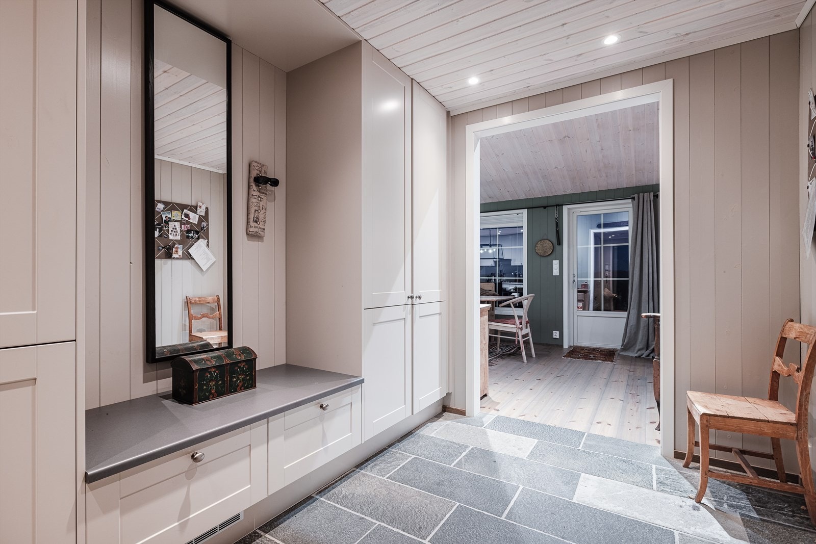 Stor flislagt entré med plassbygget garderobe Galleribilde