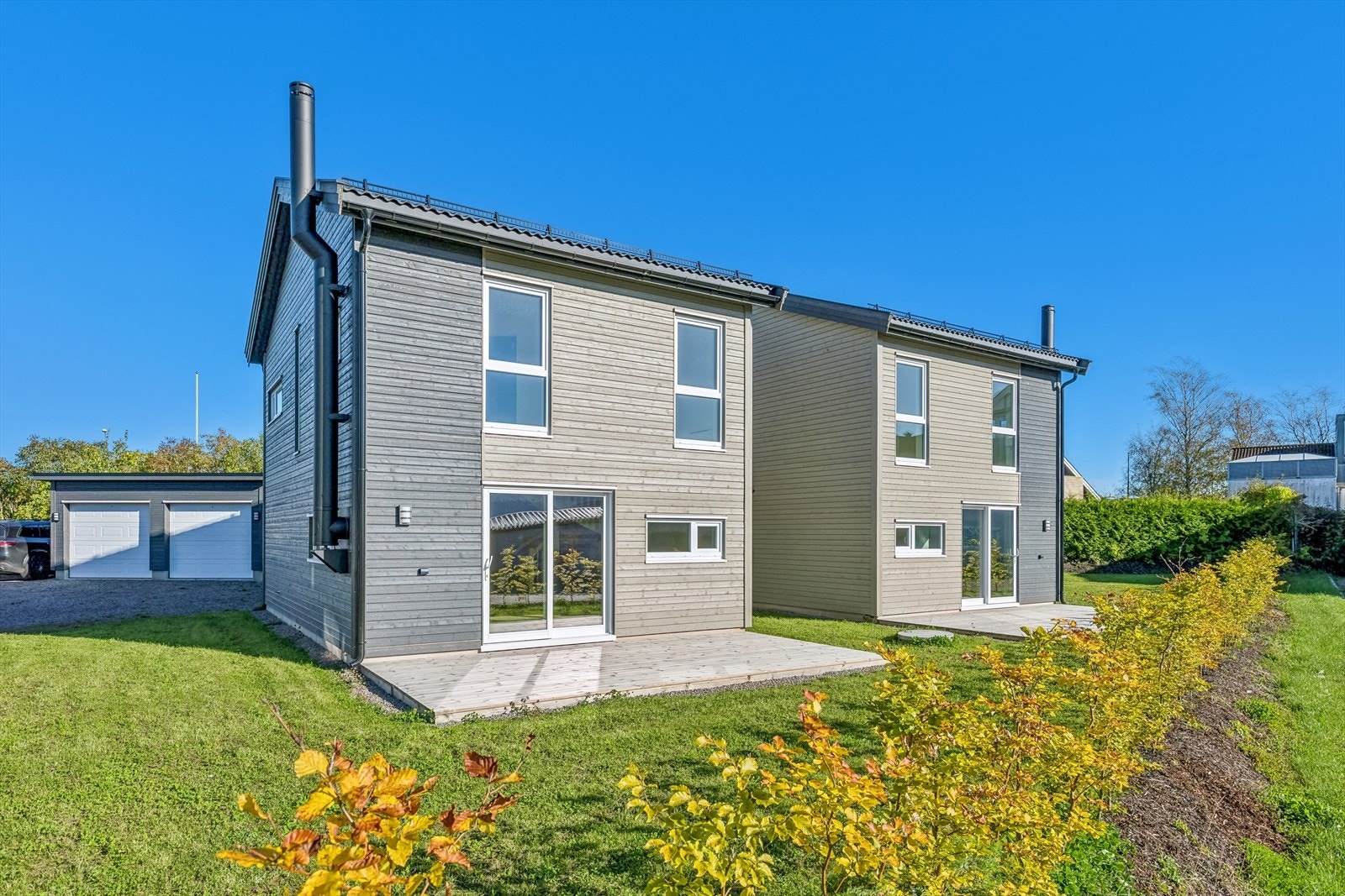 Veldig fin uteplass på baksiden av huset. Galleribilde