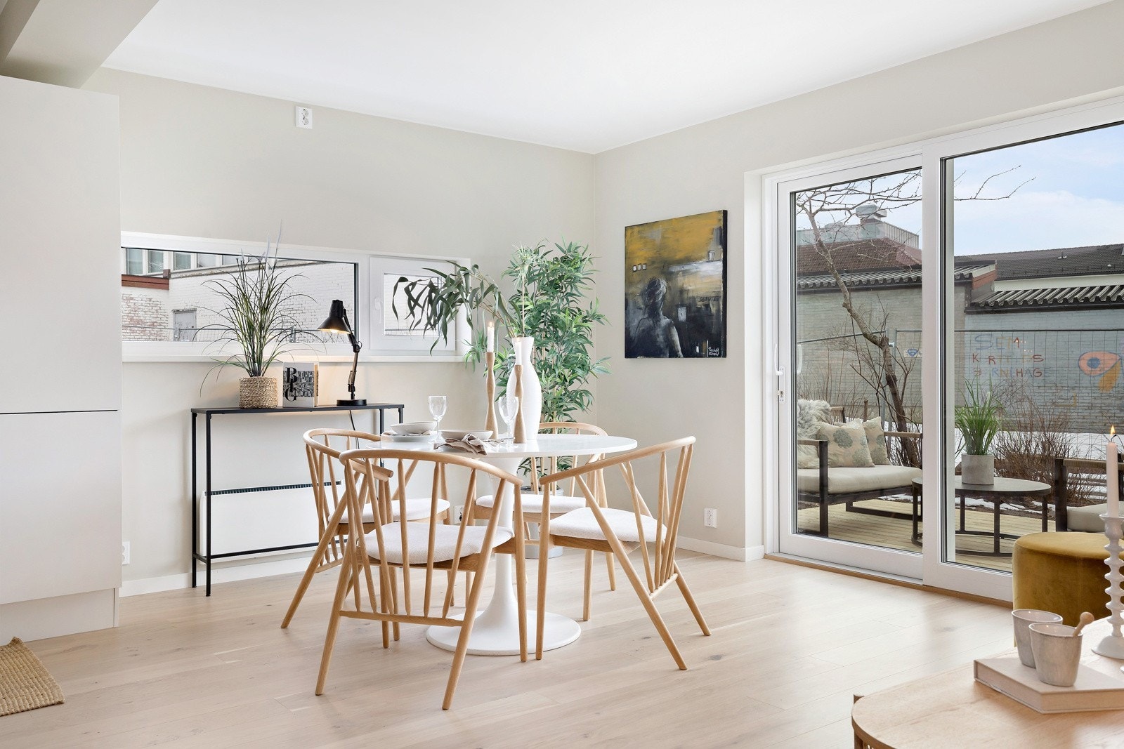 I stuen er det store vindusflater som slipper inn rikelig med naturlig lys - direkte utgang til terrasse og hage! Galleribilde