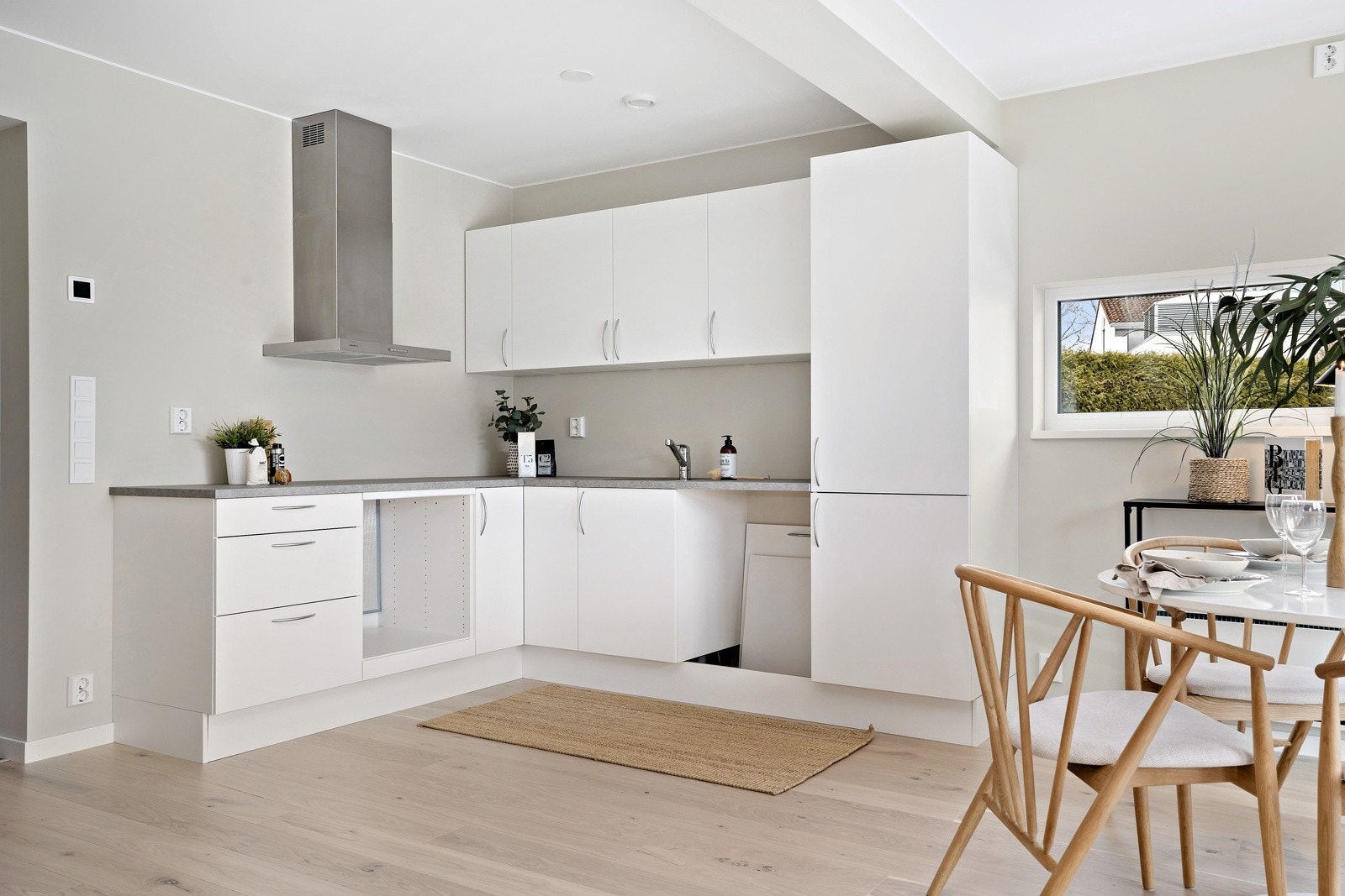 Hovedetasjen har en moderne stue- og kjøkkenløsning Galleribilde