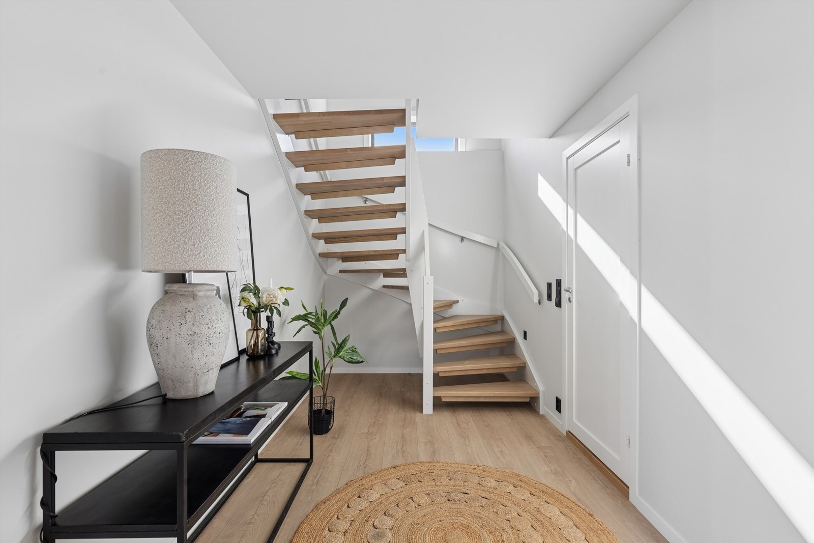 Fra underetasjen og opp til 1.etasje Galleribilde