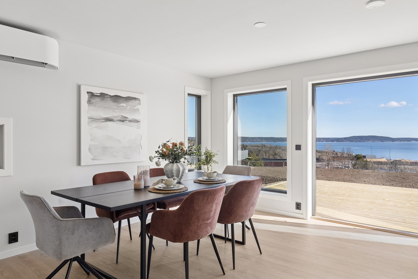 Nydelig spiseplass med varmepumpe Galleribilde