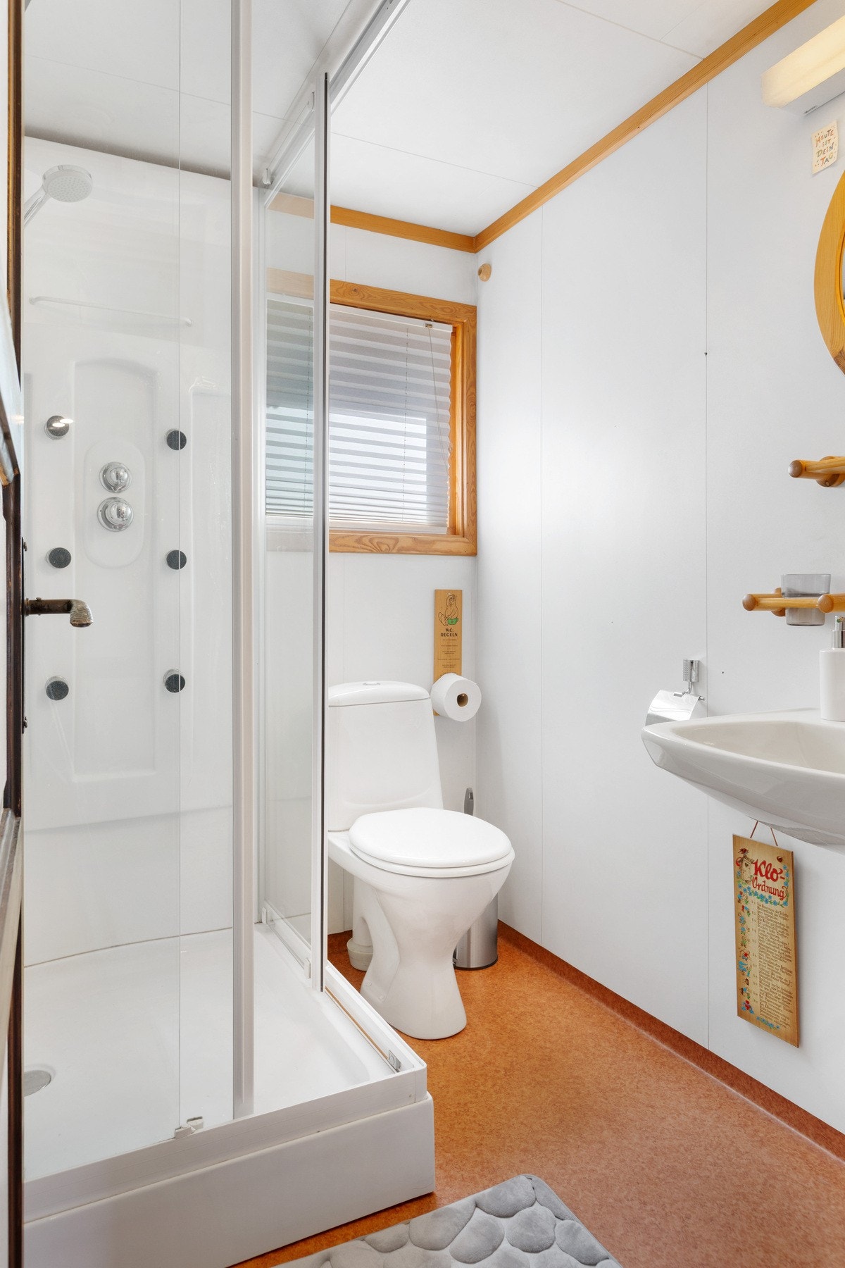 Bad innredet med servant, toalett og dusjkabinett. Galleribilde