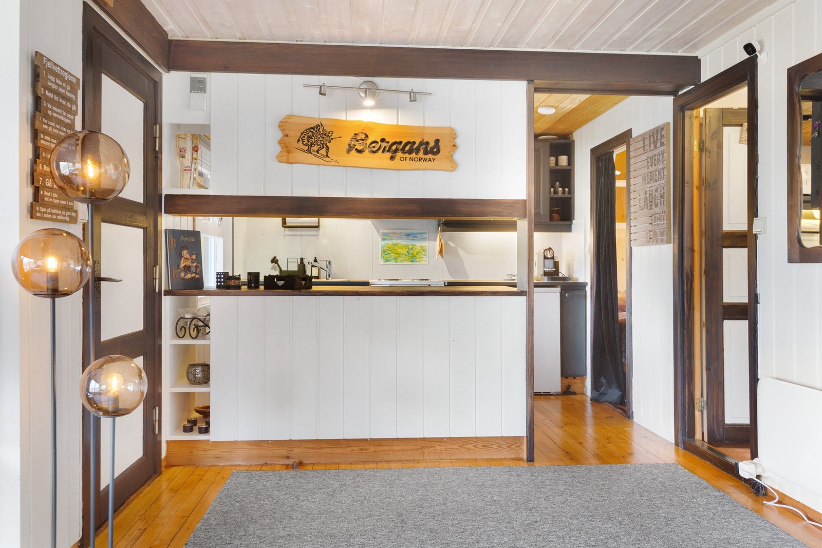 Kjøkkenet er delvis åpent mot stuen. Galleribilde