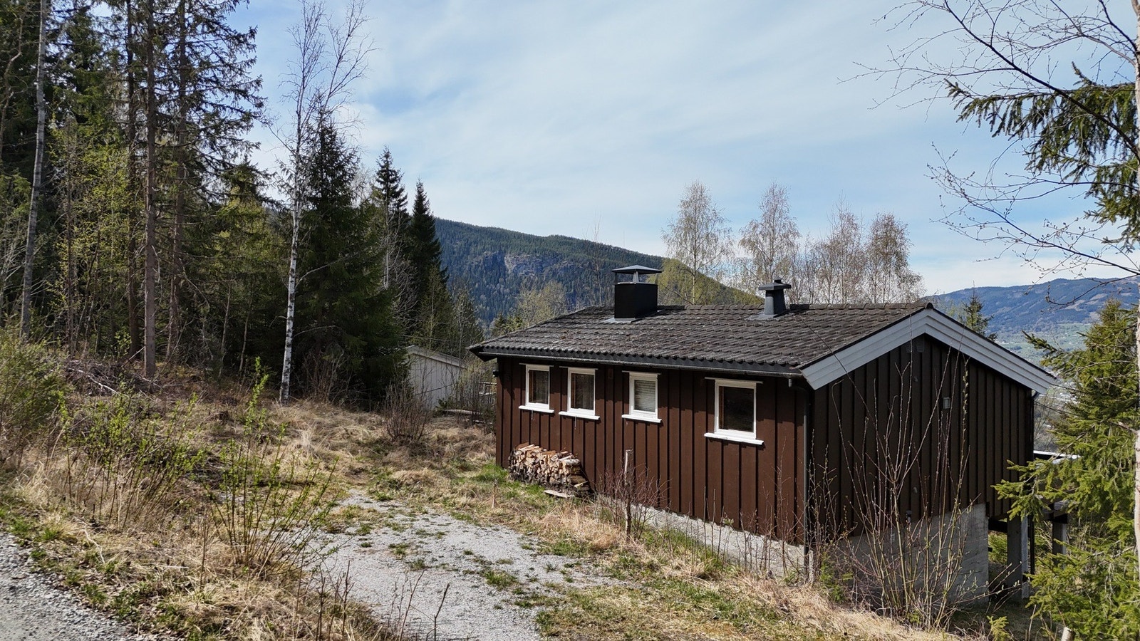 Det er enkel adkomst til hytta året rundt, og det er parkering rett bak hytta. Galleribilde