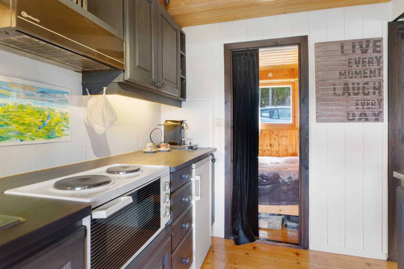 Kjøkkenet er utstyrt med en liten komfyr, mikrobølgeovn samt kombinert kjøl- og fryseskap. Galleribilde