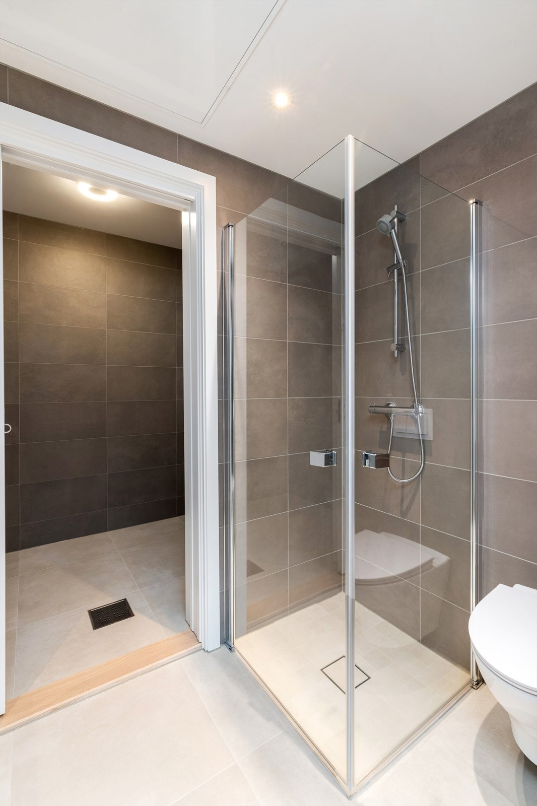 Fra baderommet tilknyttet gangen er det videre adkomst til et praktisk vaskerom av god størrelse Galleribilde