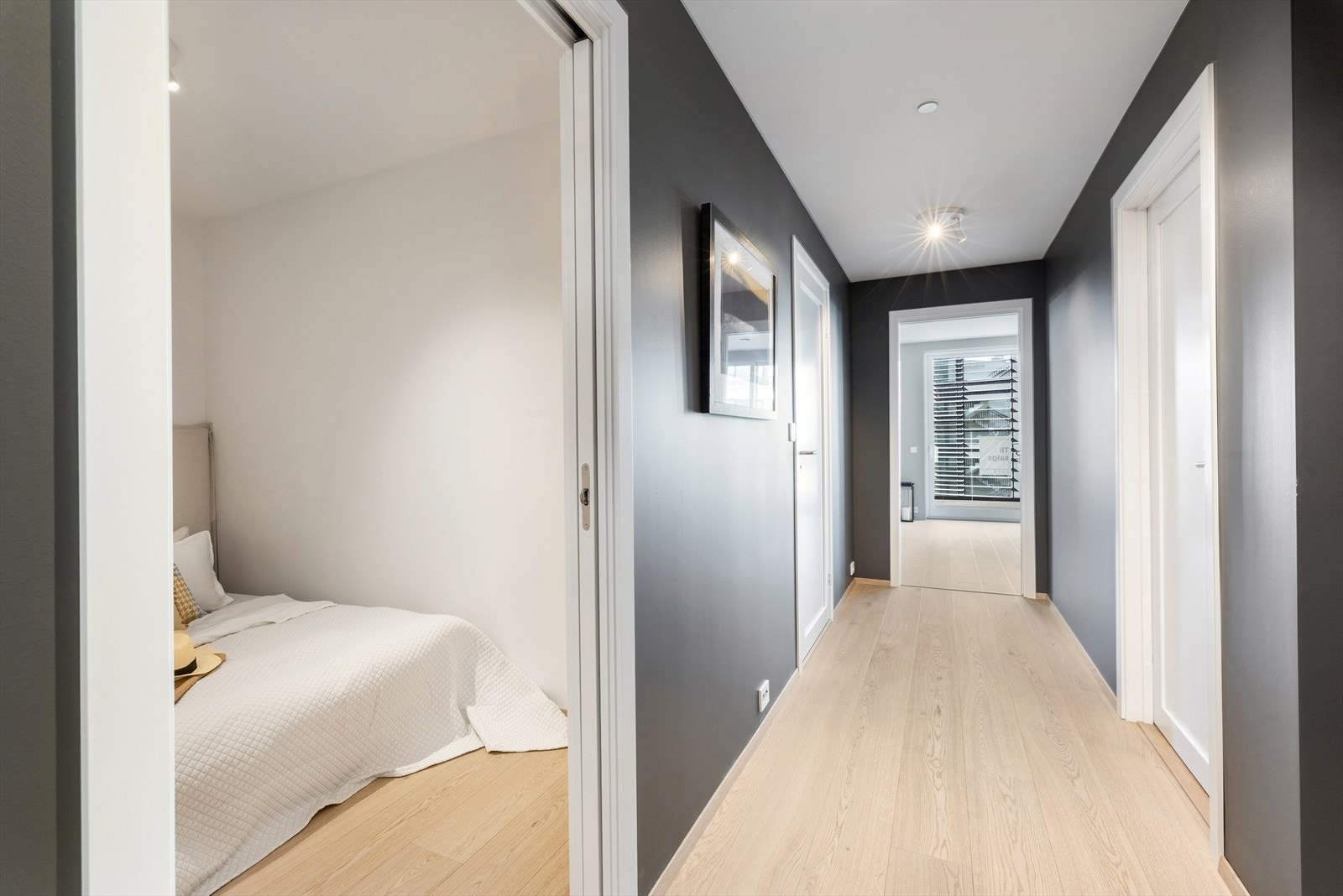 Vis a vis soverommet er det et praktisk medierom. Galleribilde