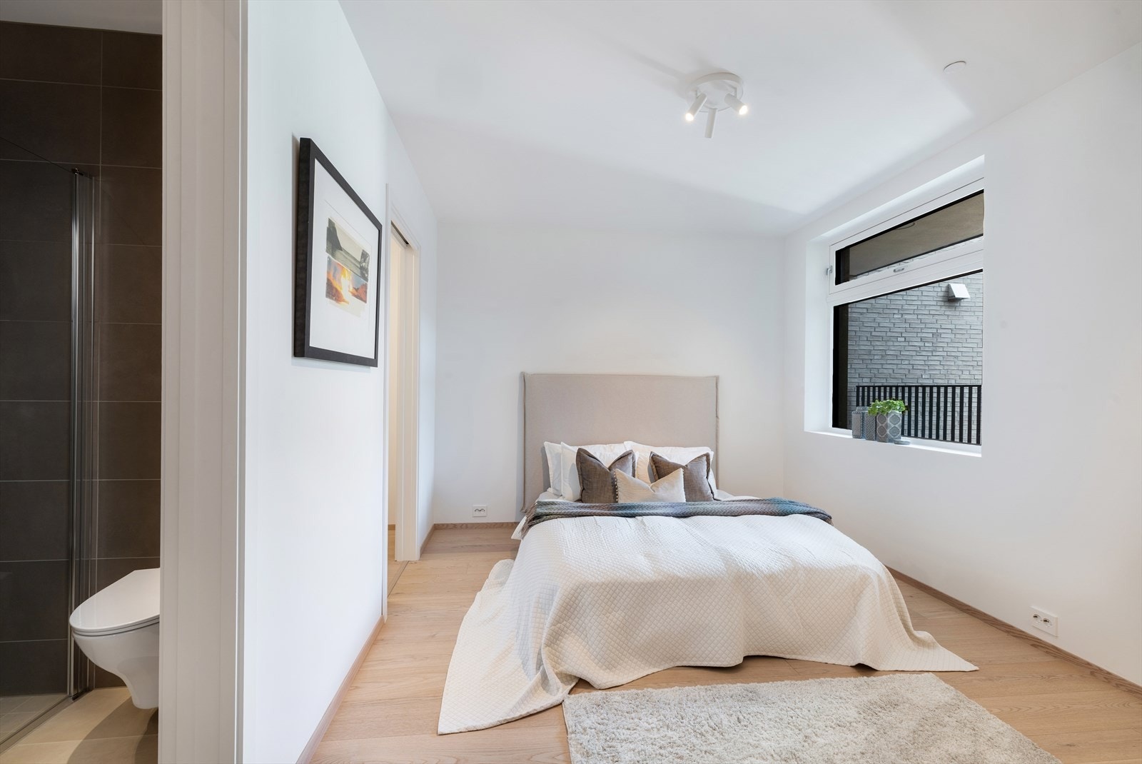 Fra soverommet er det inngang til walk-in garderobe og privat baderom. Galleribilde