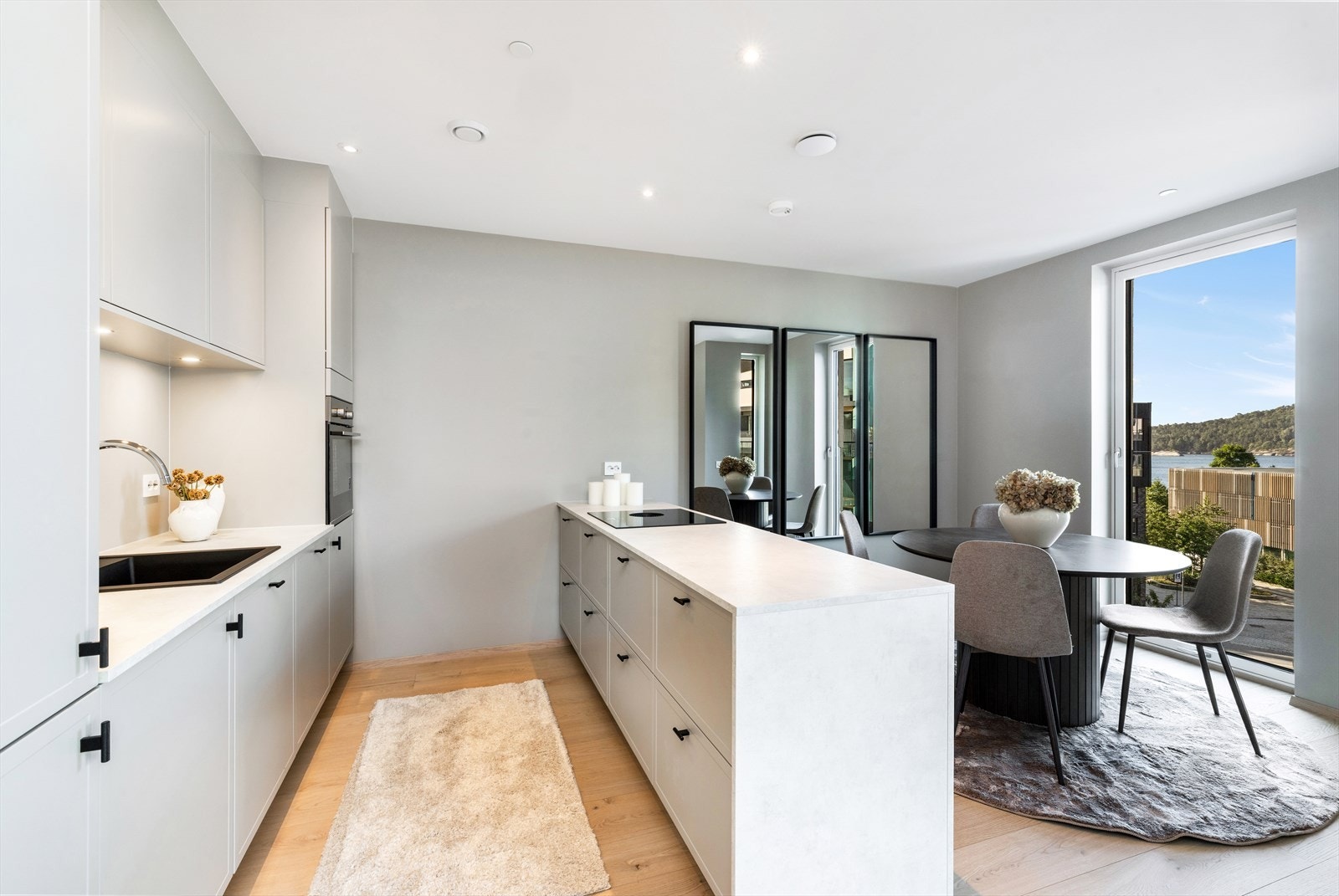 Opprinnelig var det tegnet inn mulighet for et ekstra soverom der hvor spisebordet idag er plassert. Galleribilde