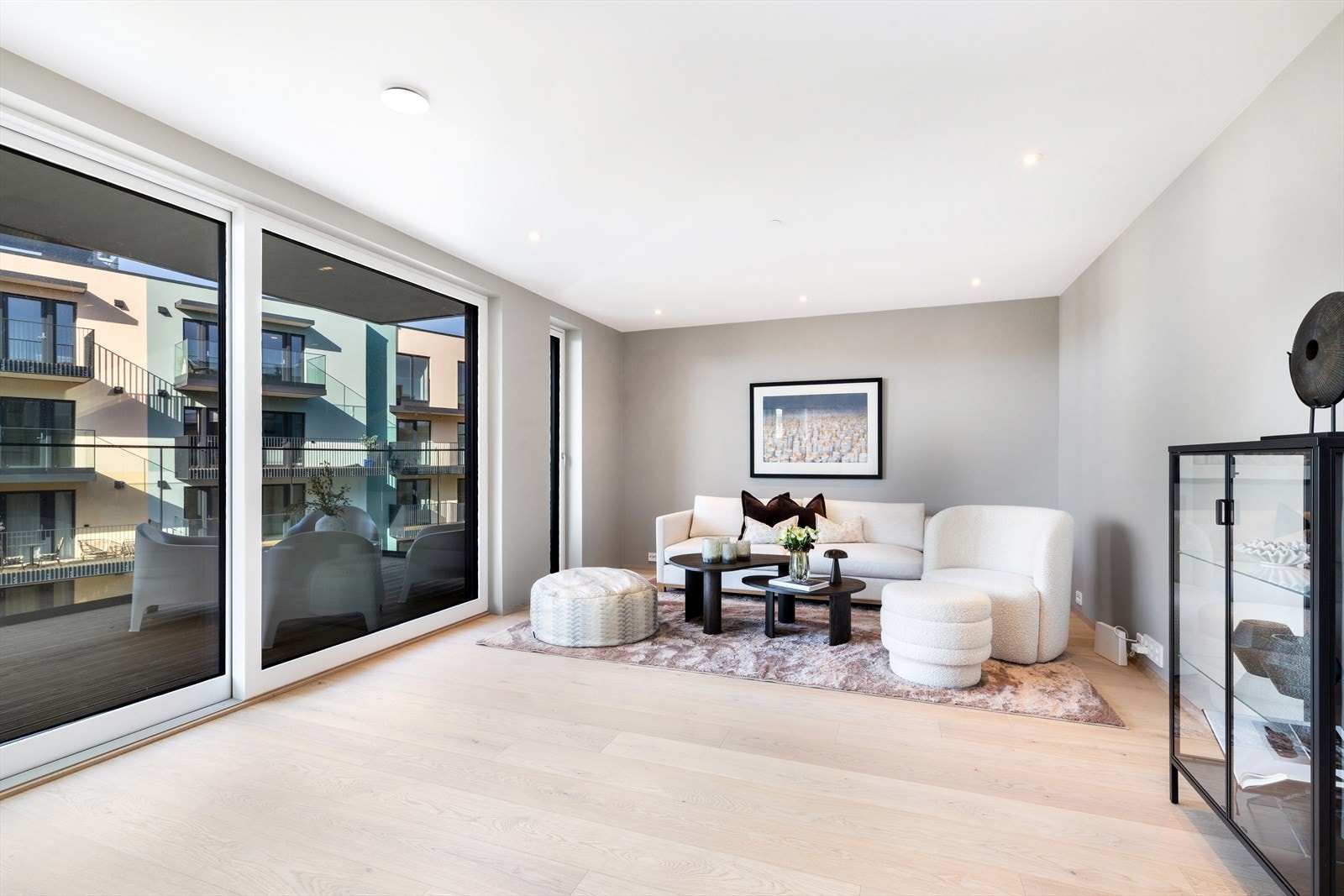 Gjennomgående for leiligheten er det en-stavs parkett og vannbåren gulvvarme. Leiligheten er malt i tidsriktige farger (Sober og Kalkgrå). Galleribilde