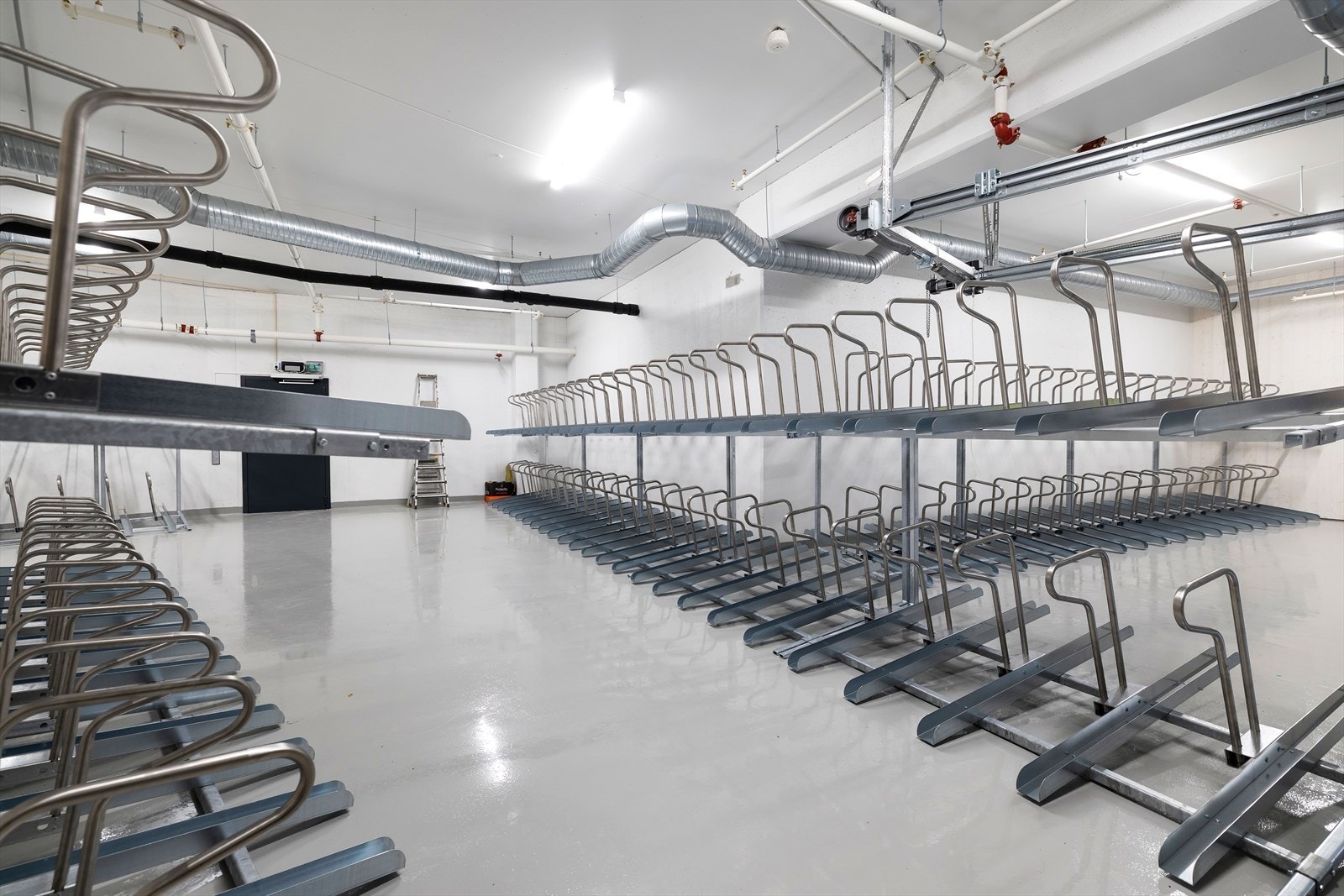 Sykkelparkering i kjeller Galleribilde