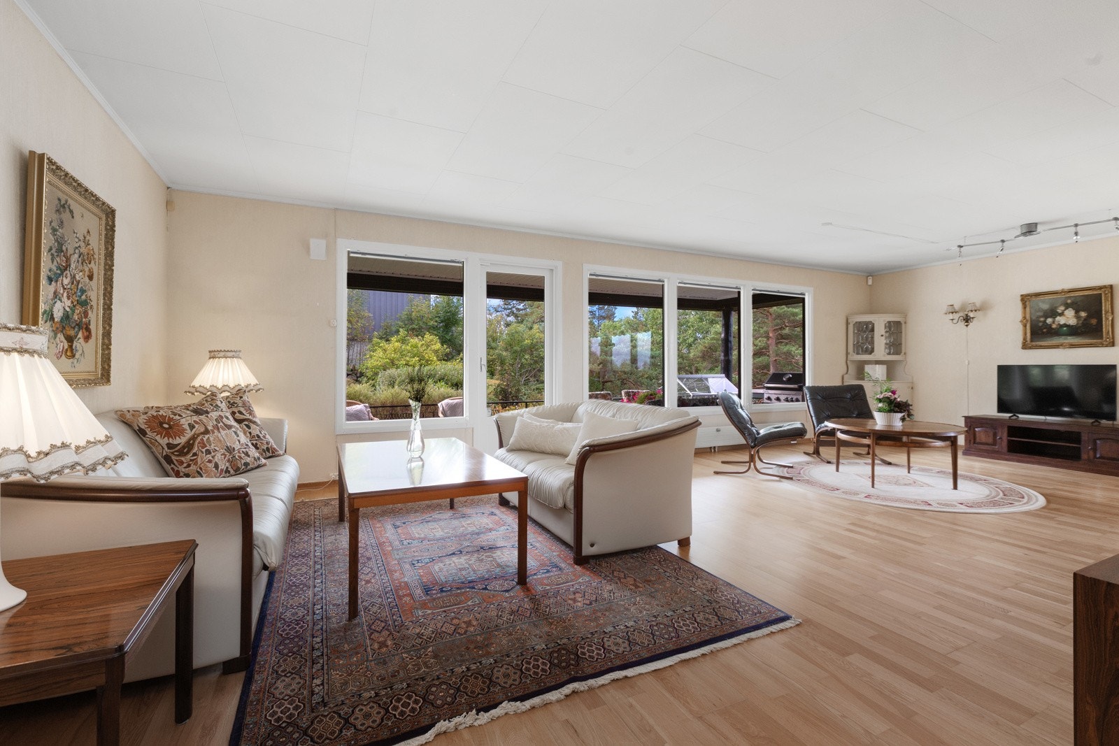 Det er enkelt å møblere med flere sittegrupper i stuen Galleribilde