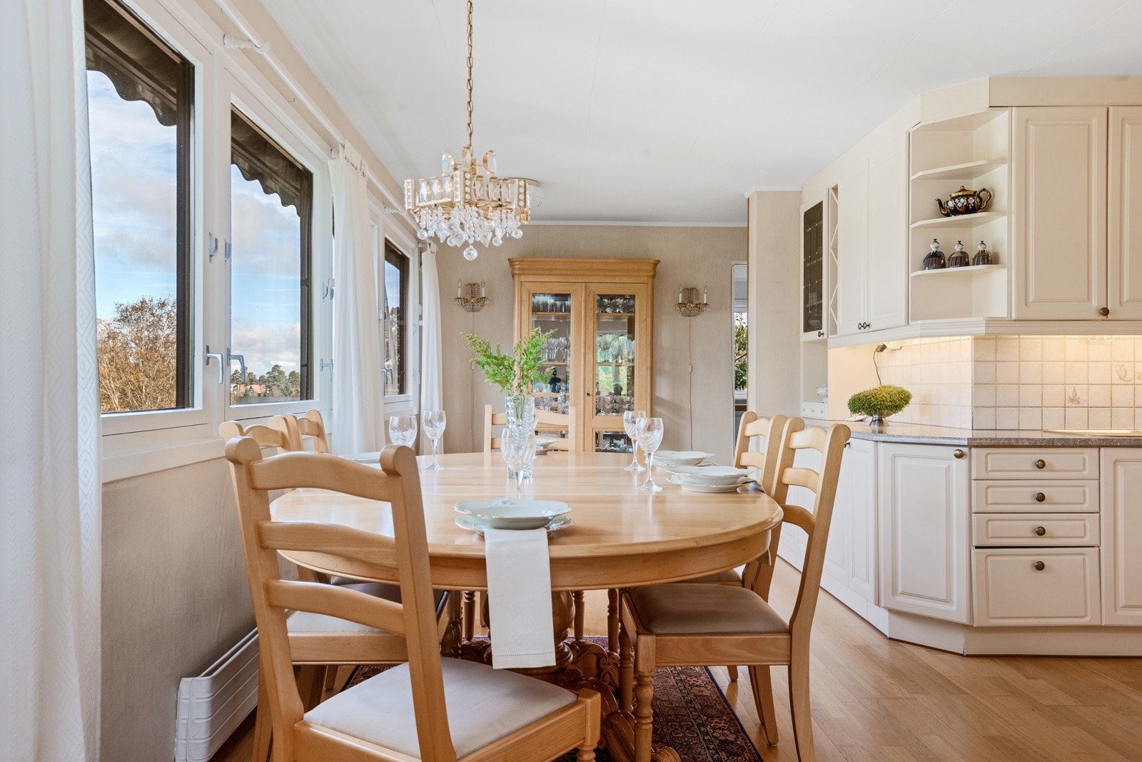 Store vindusflater og godt med dagslys også mot kjøkkenet Galleribilde